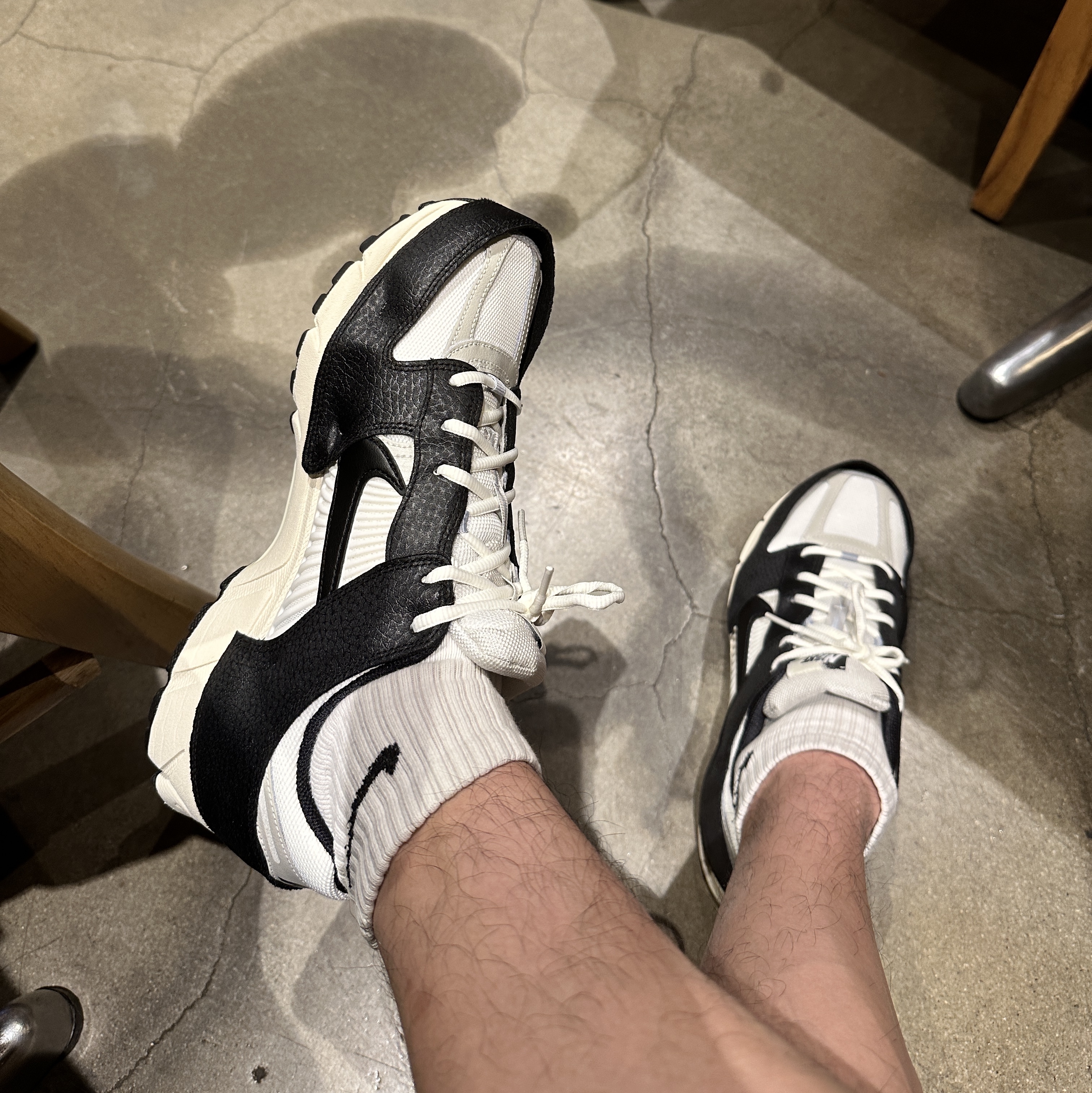 (W) Nike Zoom Vomero 5 Wolf Grey and Black 착용 스타일