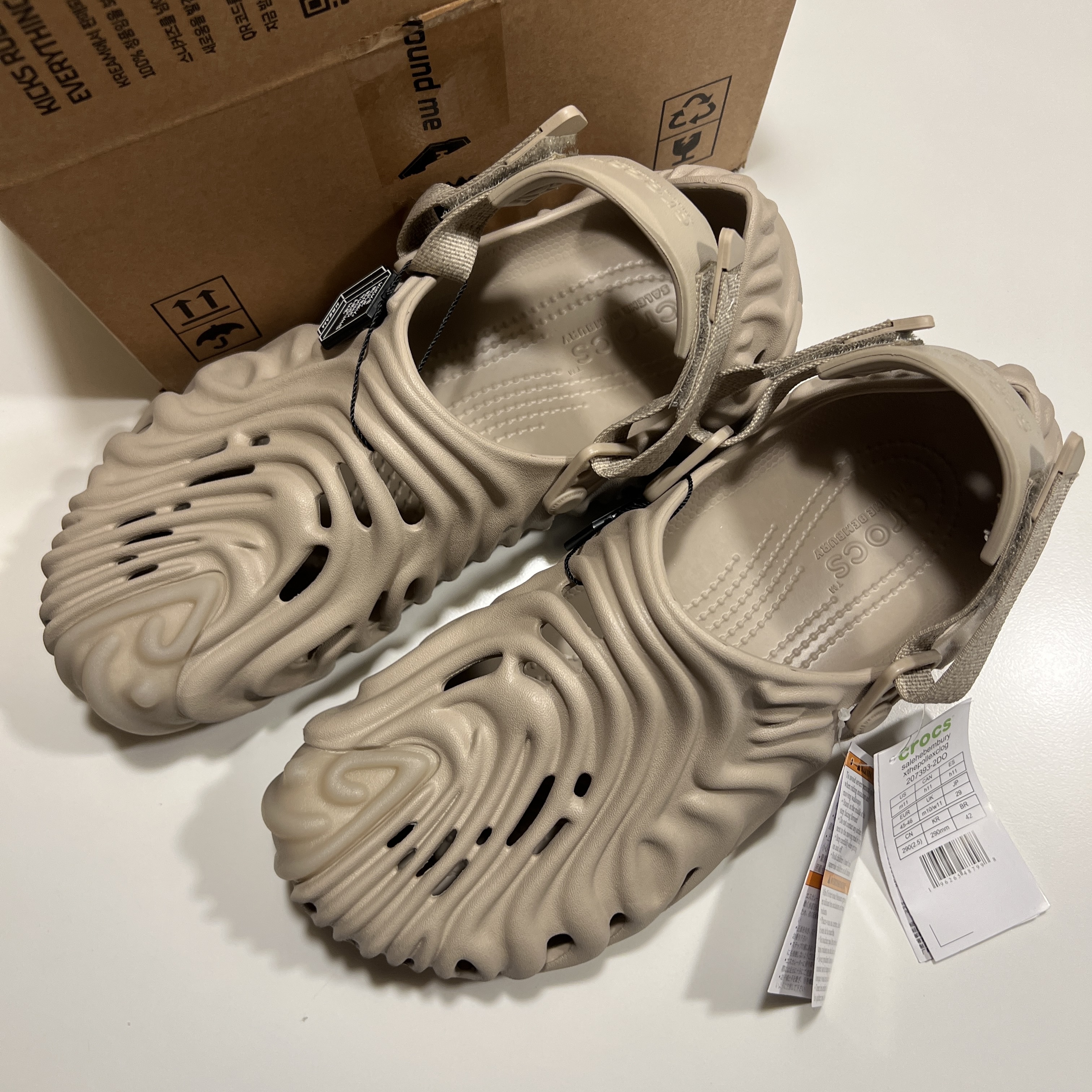 Crocs x Salehe Bembury Pollex Clog Horchata 착용 스타일 - 4