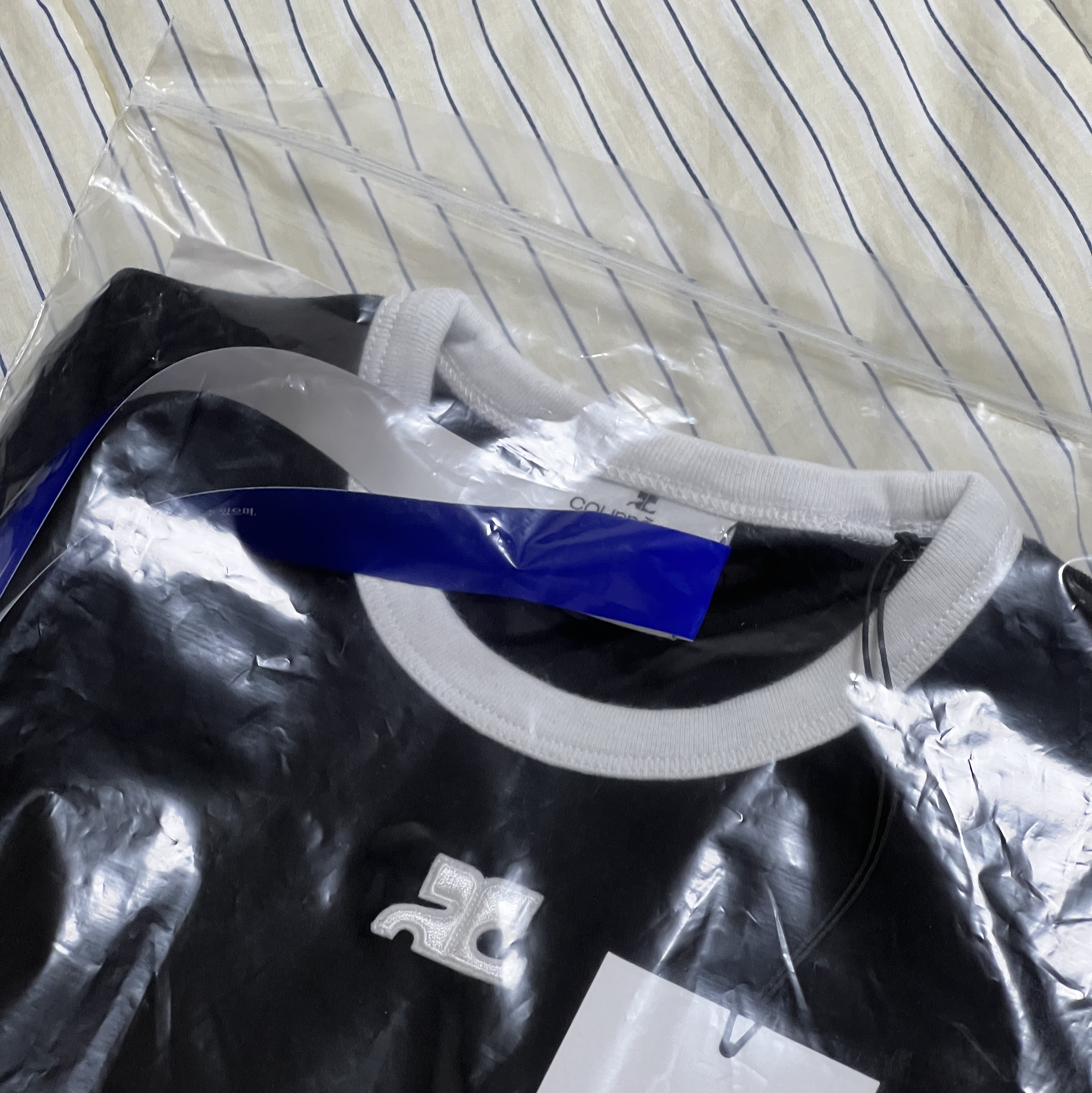 (W) Courreges Reedition Bumpy Contrast T-Shirt Black Heritage White 착용 스타일