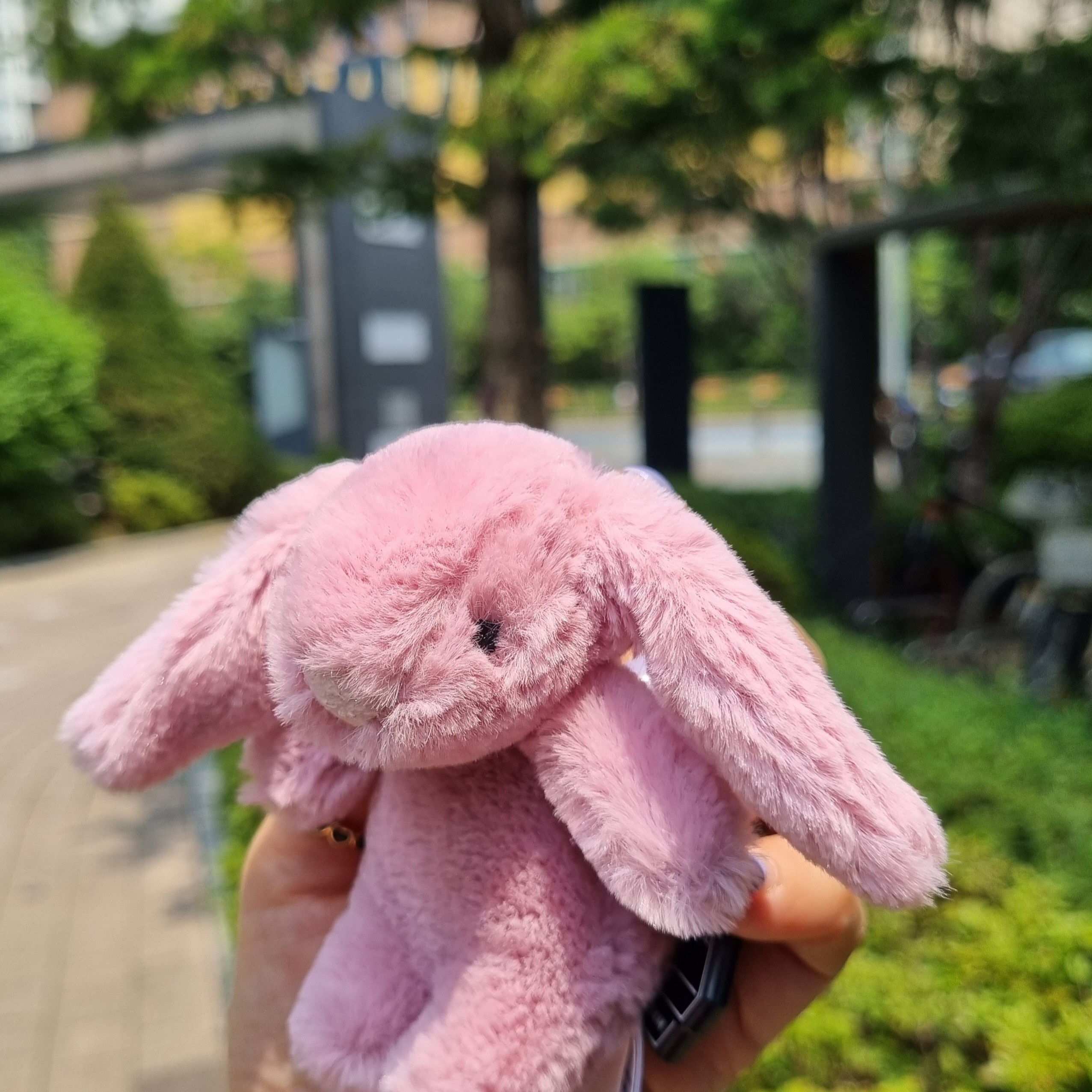 Jellycat Bashful Bunny Bag Charm Tulip 착용 스타일 - 3
