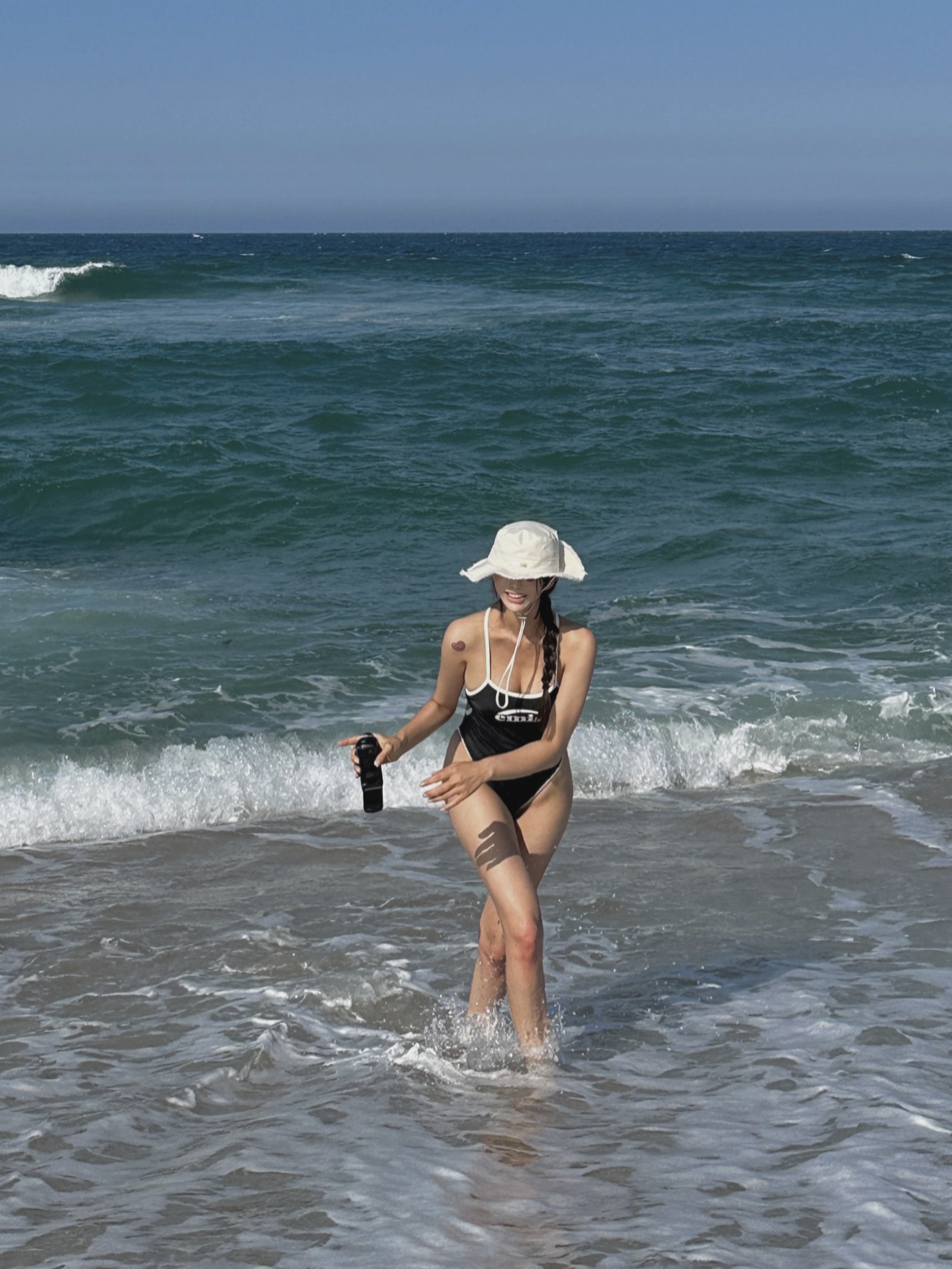 Jacquemus Le Bob Artichaut Bucket Hat Off White, Jacquemus Le Bob Artichaut Bucket Hat Black 착용 스타일 - 4