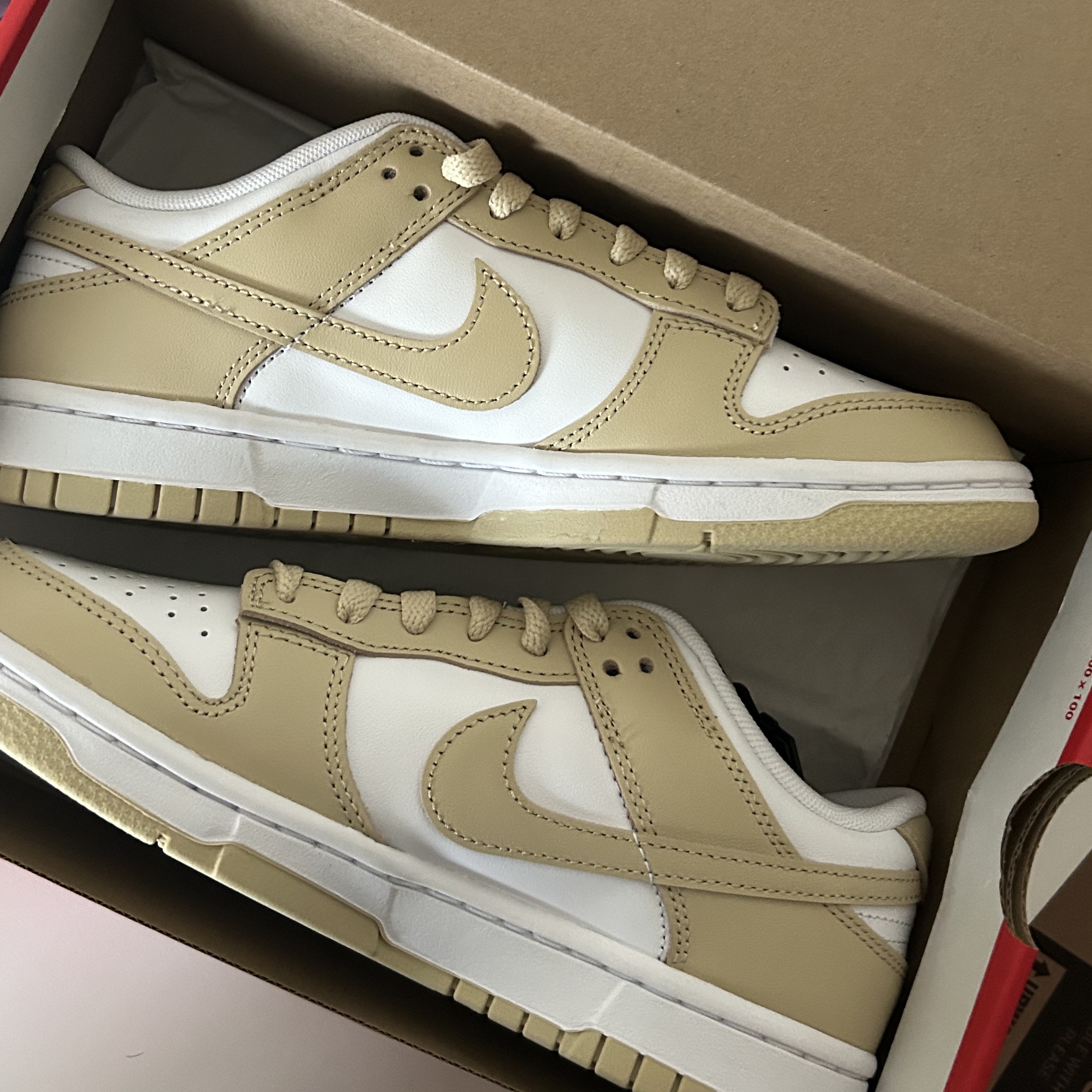 Nike Dunk Low Team Gold and White 착용 스타일