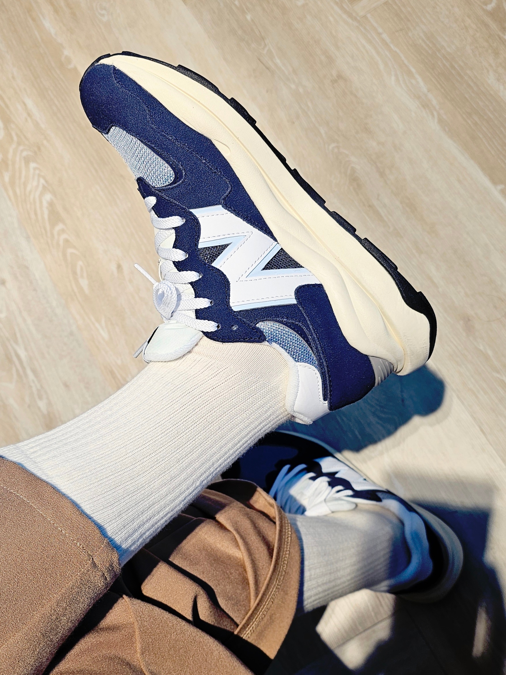 New Balance 5740 Navy 착용 스타일 - 3