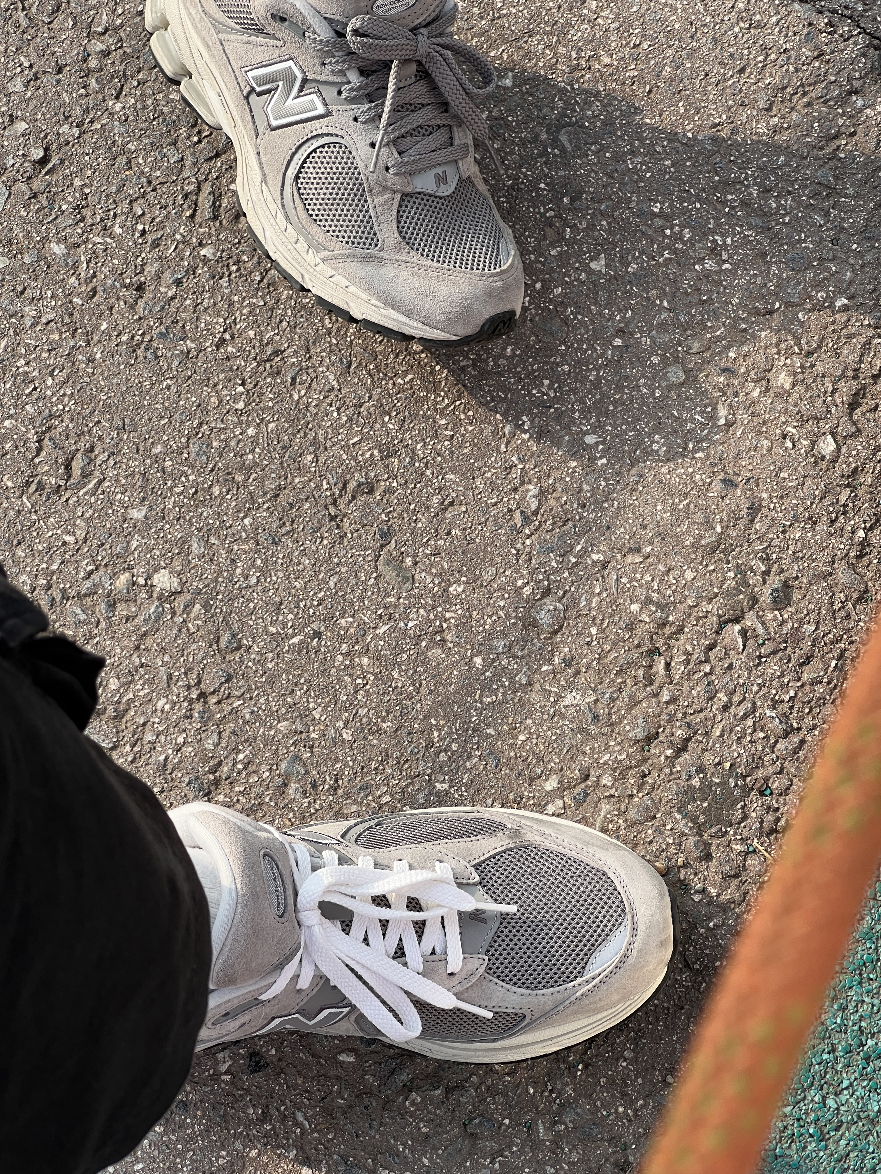 New Balance 2002R Grey 착용 스타일