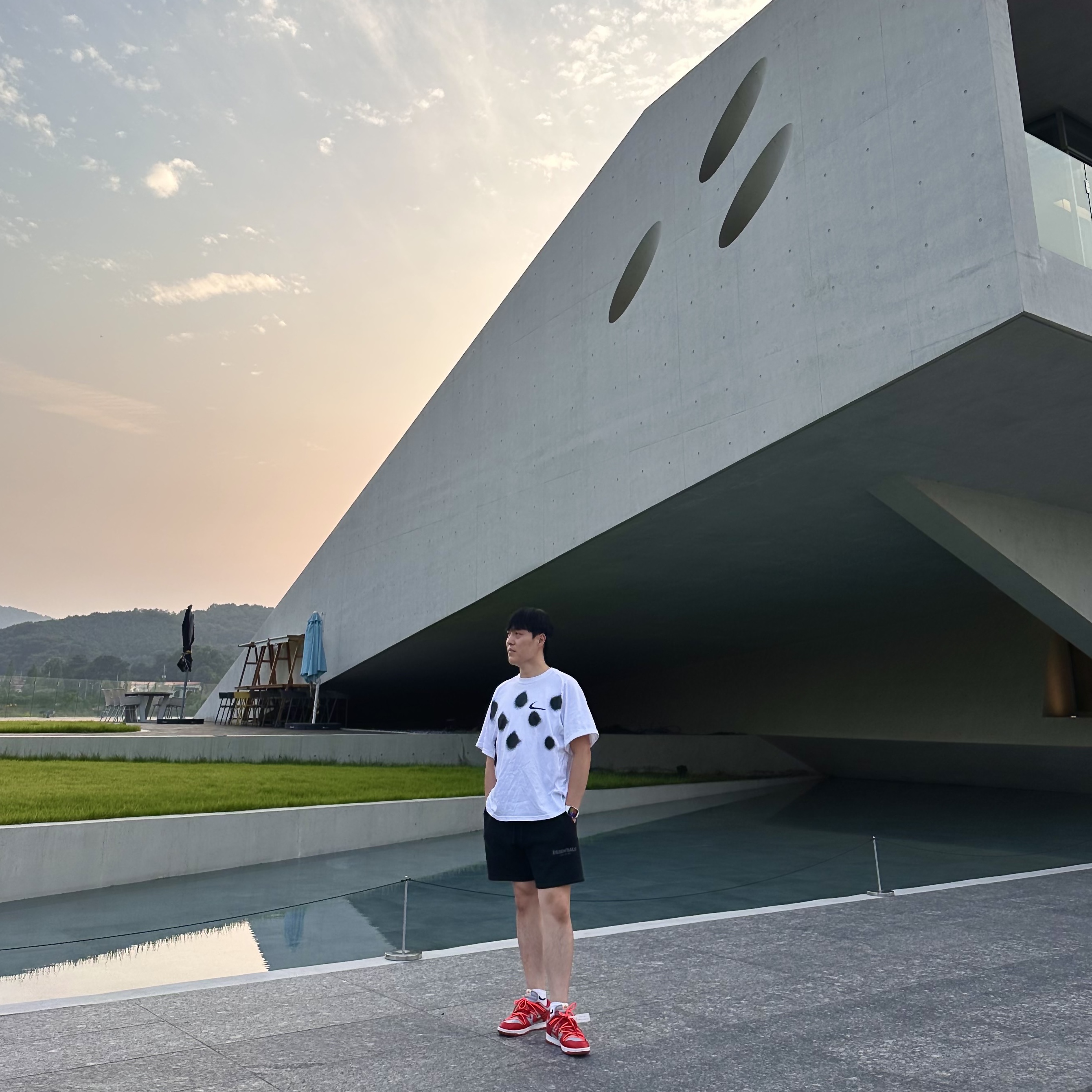 Nike x Off-White NRG Short Sleeve T-Shirt White, Essentials The Core Collection Sweatshorts Black 착용 스타일 - 2