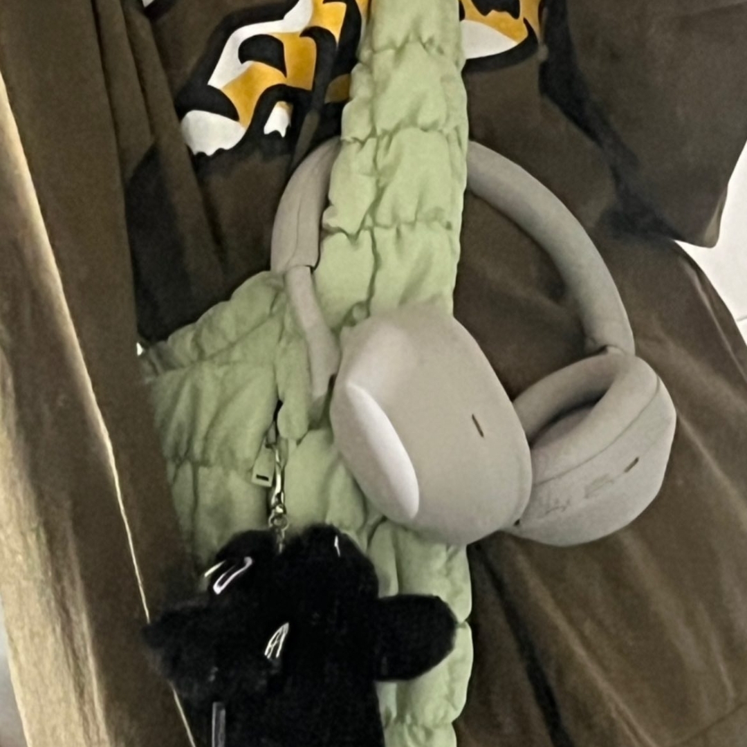 COS Quilted Oversized Shoulder Bag Green, Sony WH-1000XM5 Silver (Korean Ver.) 착용 스타일 - 2