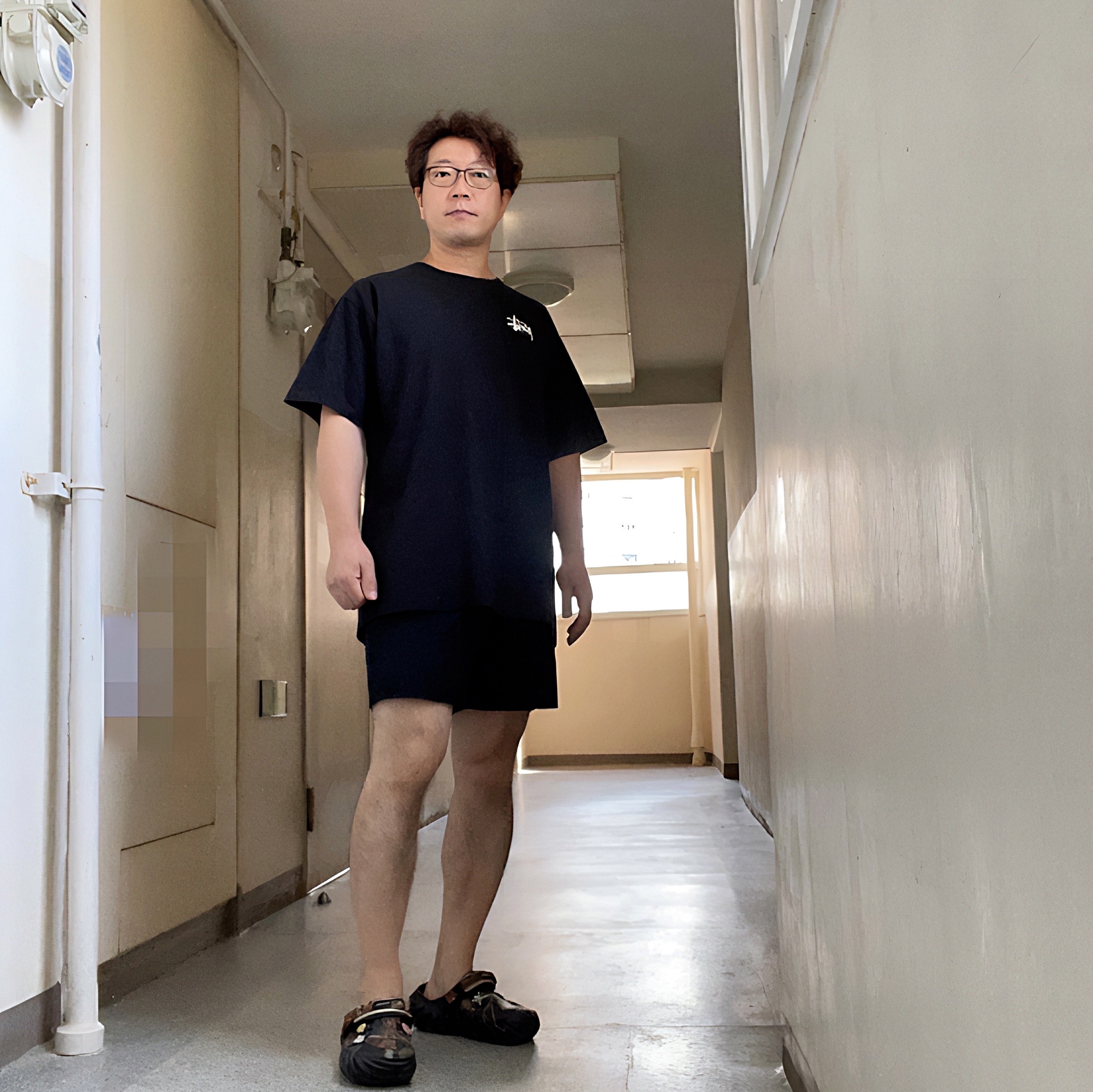 Stussy Basic Stussy T-Shirt Black 2021, Crocs Echo Clog Real Tree Black 착용 스타일