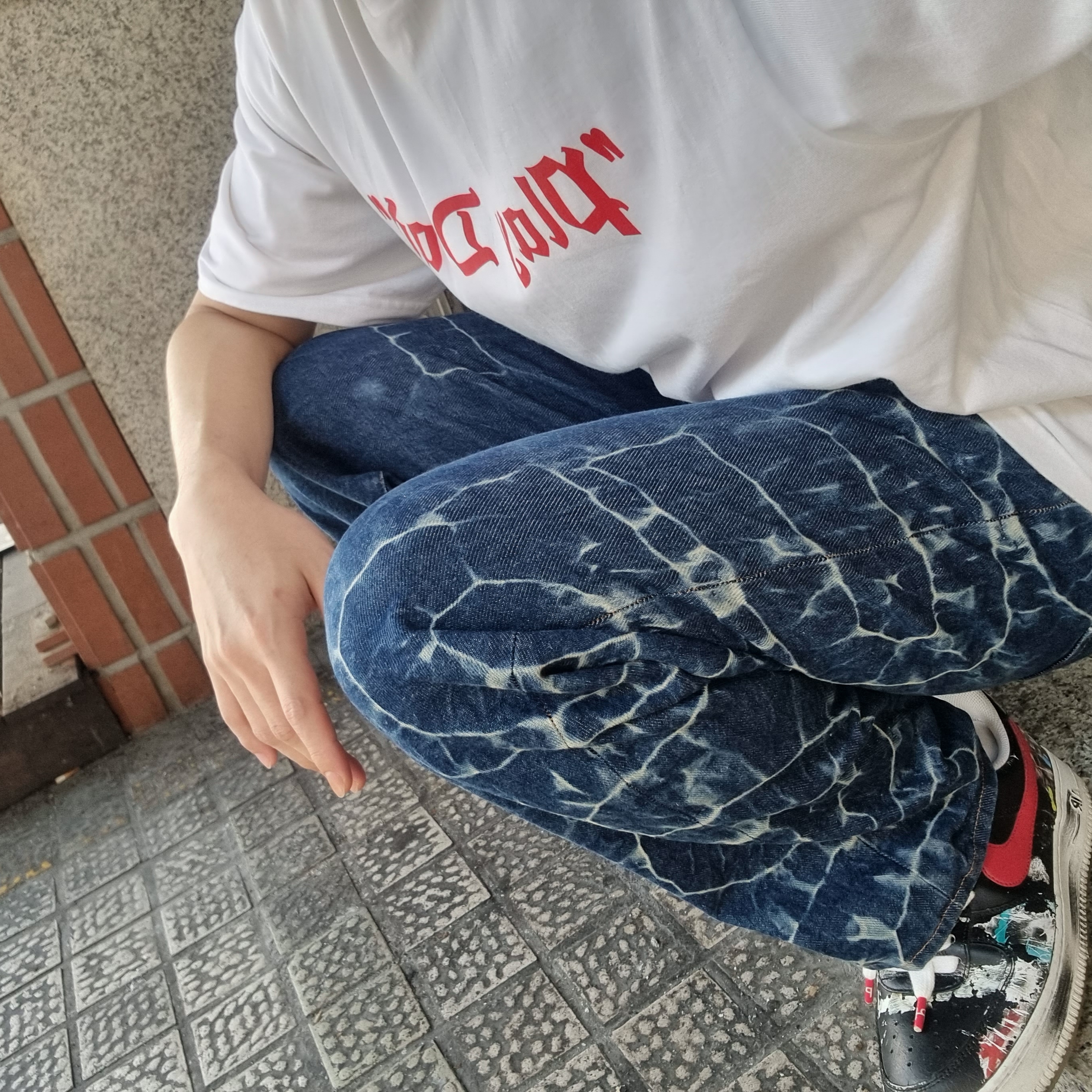 Supreme Play Dead T-Shirt White - 22FW, Supreme Shibori Loose Fit Jean Rigid Indigo - 23SS 착용 스타일