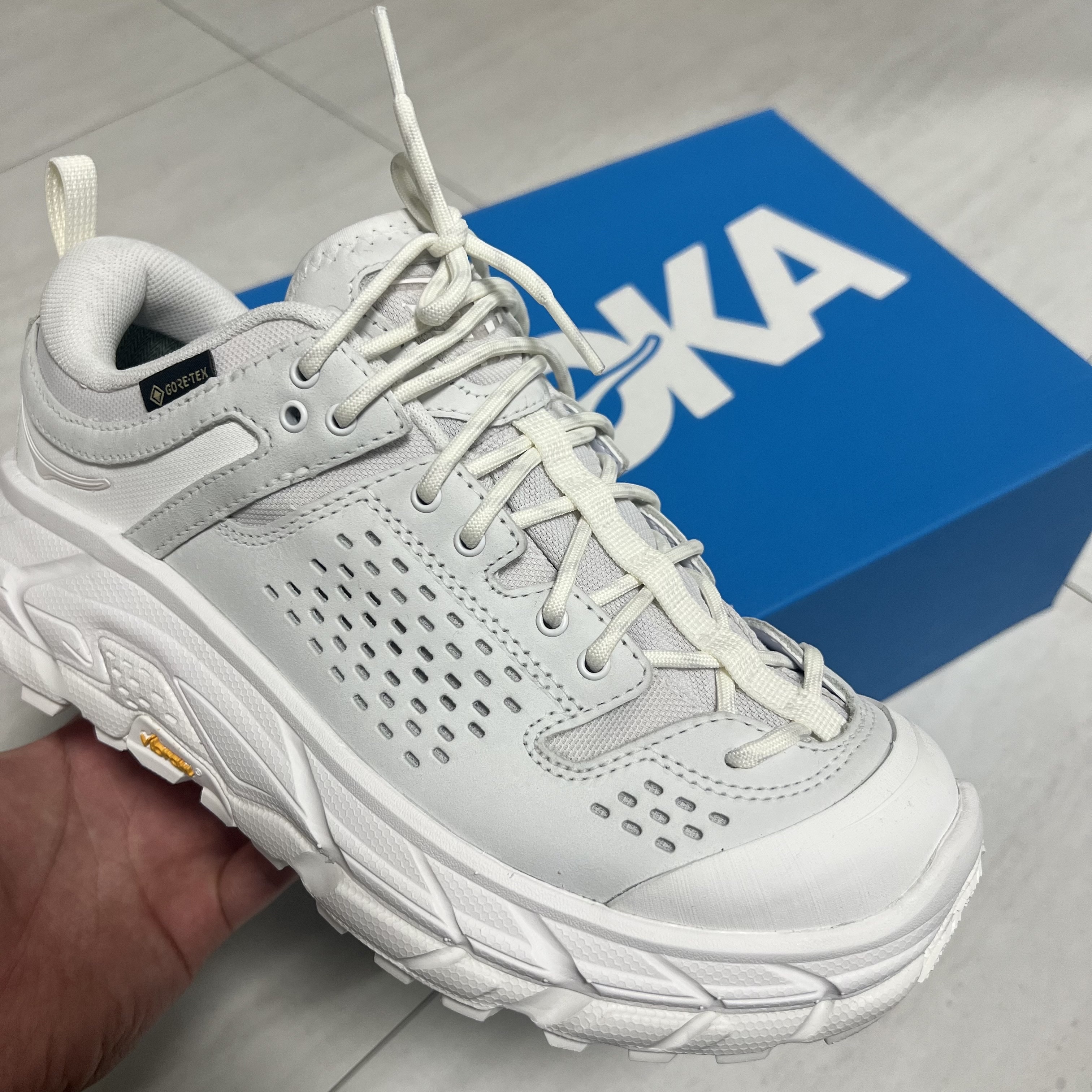 Hoka Tor Ultra Low White 착용 스타일 - 1