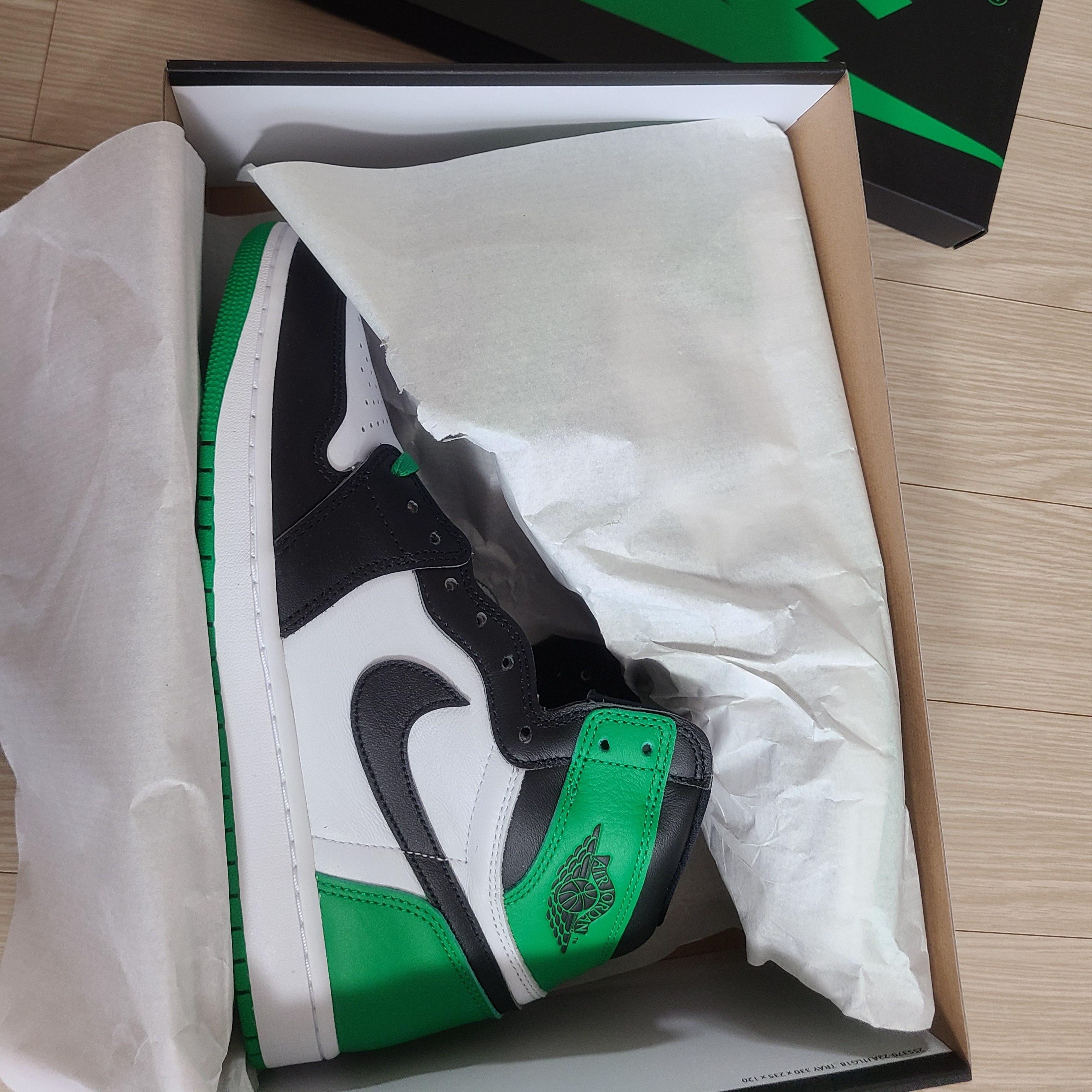 Jordan 1 Retro High OG Black and Lucky Green 착용 스타일