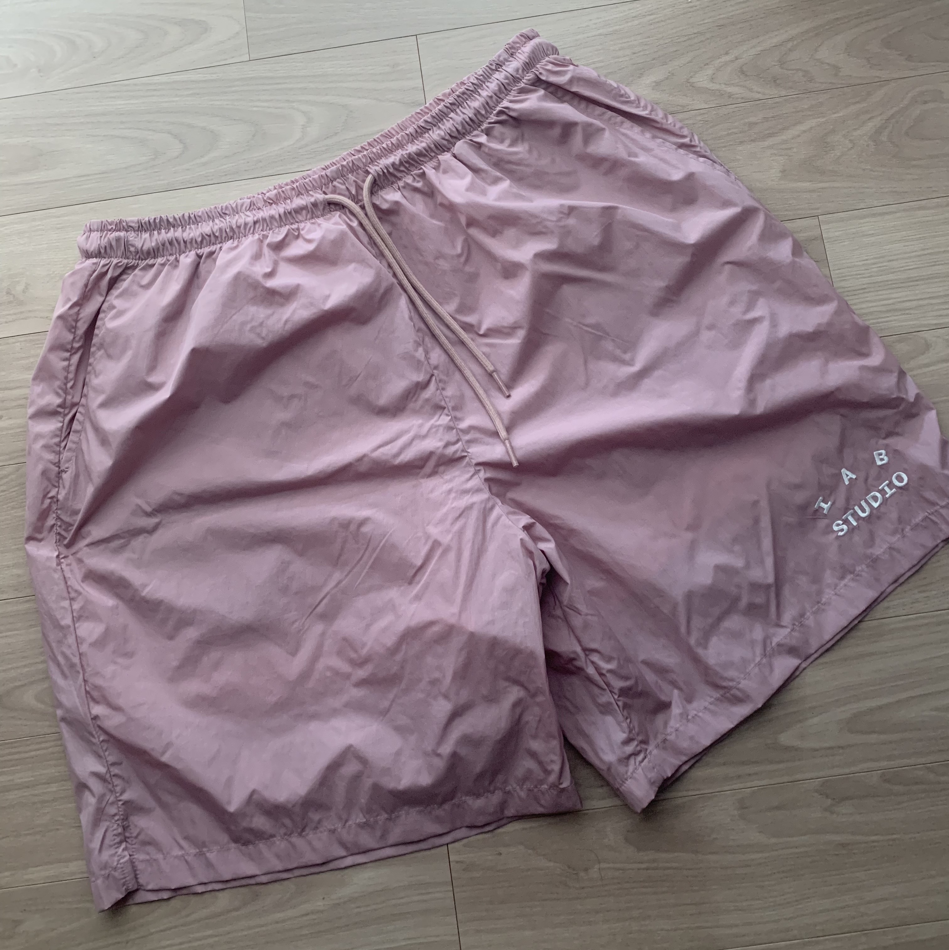 IAB Studio Woven Shorts Pink - The Hyundai Seoul Exclusive 착용 스타일
