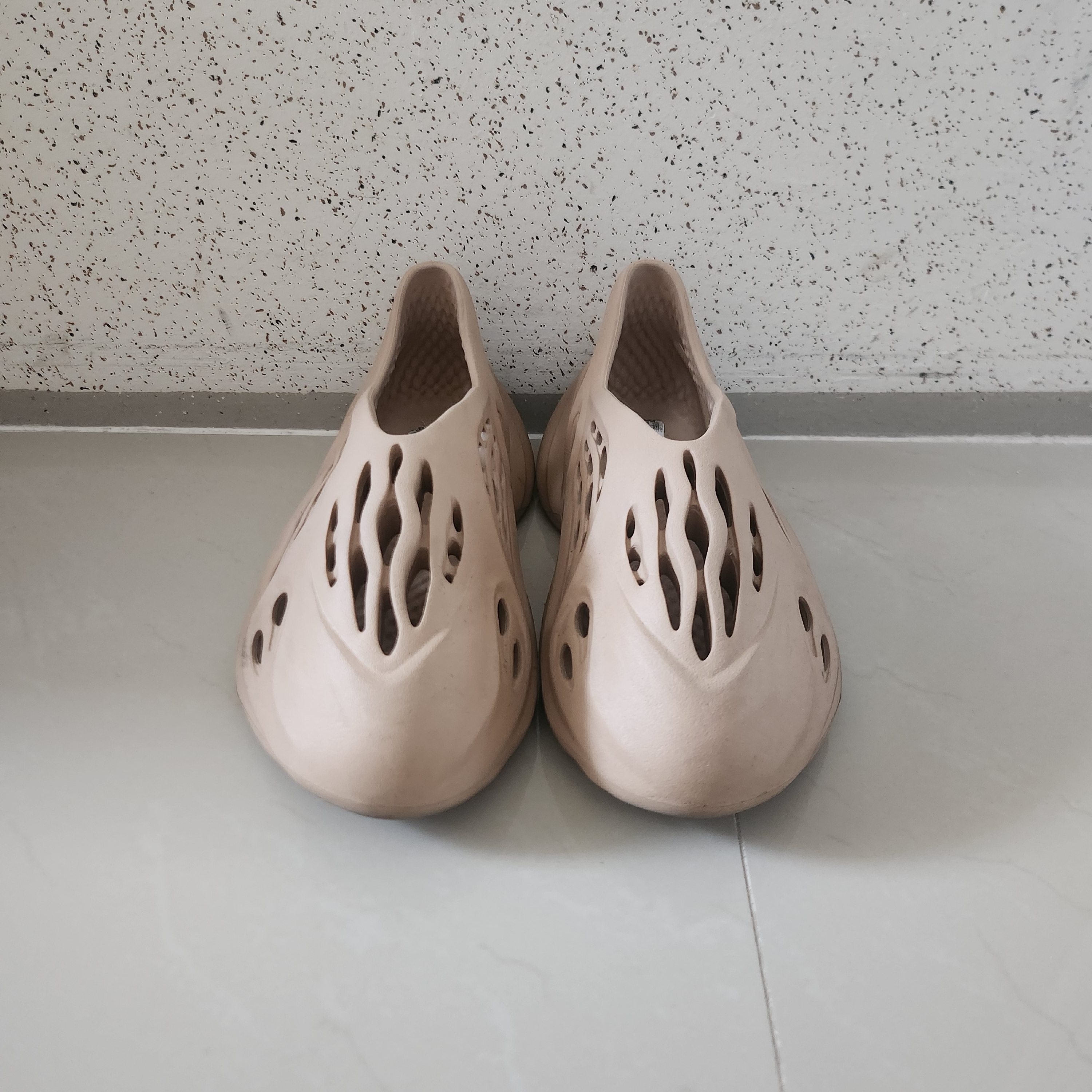 Adidas Yeezy Foam RNNR Ochre 착용 스타일 - 1