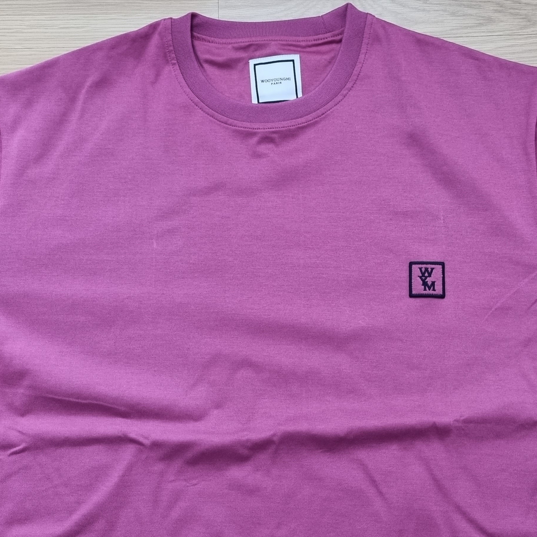 Wooyoungmi Black Back Logo T-Shirt Pink - 22FW 착용 스타일 - 1