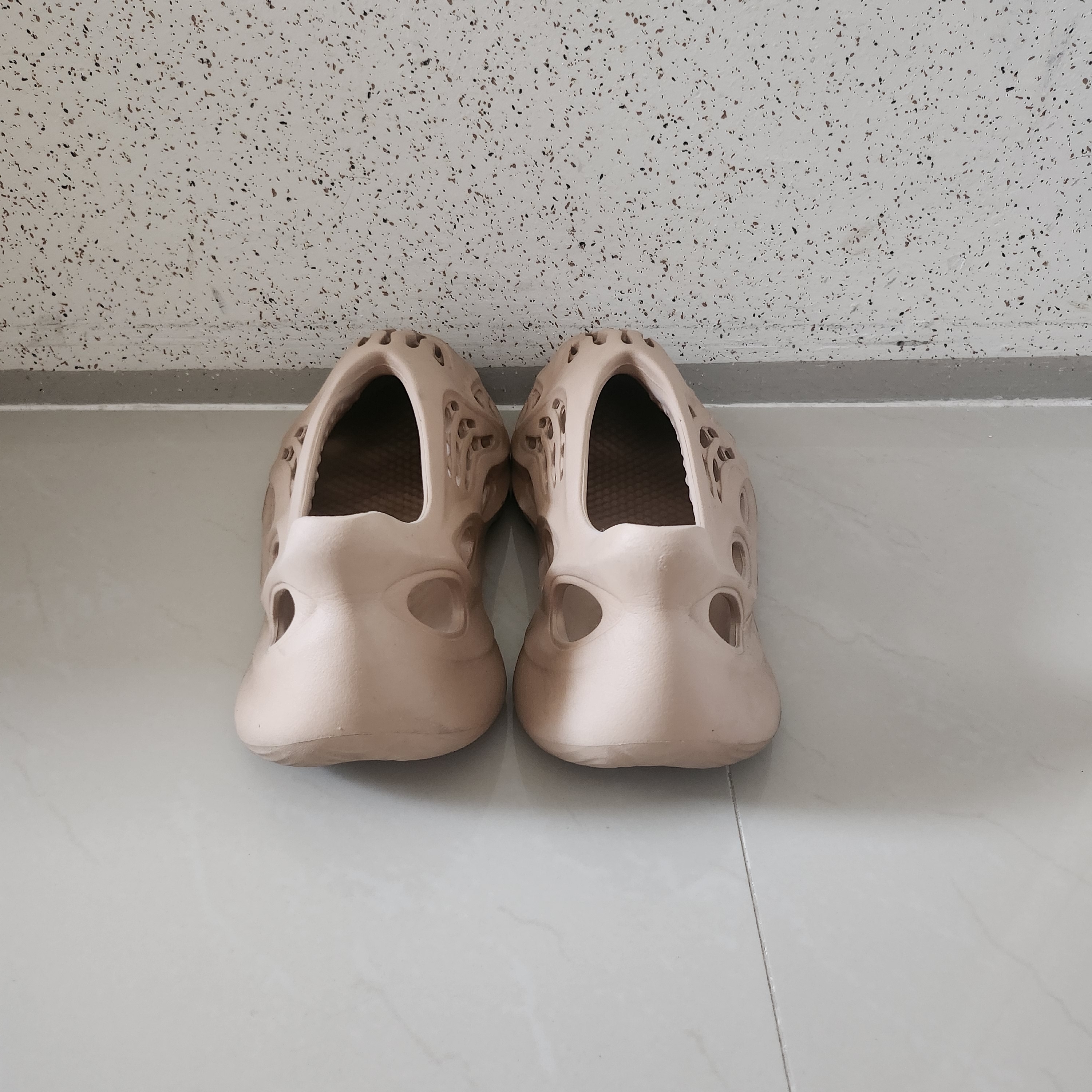 Adidas Yeezy Foam RNNR Ochre 착용 스타일 - 3