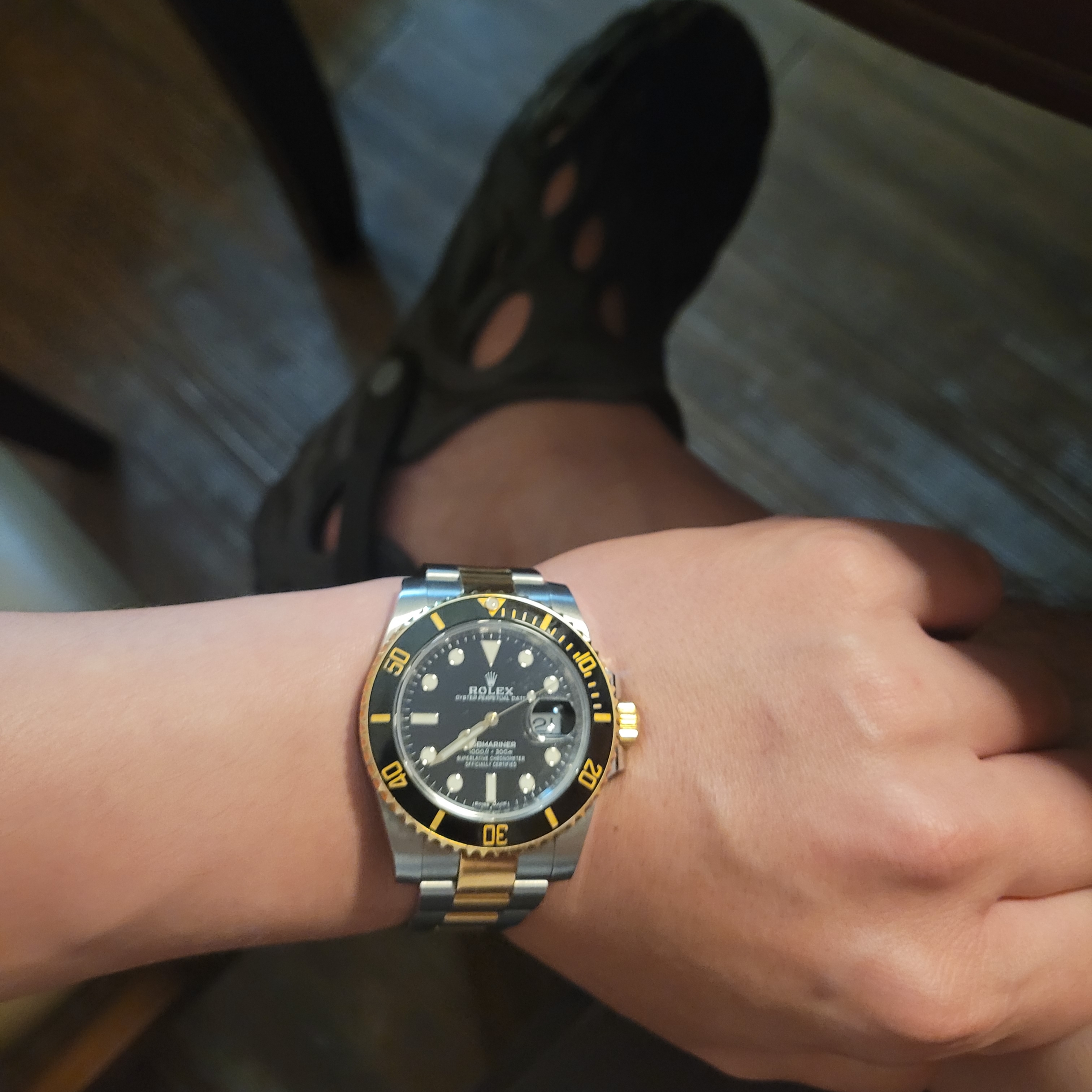 Rolex Submariner Date 40mm 116613LN Black Oyster, Merrell Hydro Moc Black 착용 스타일