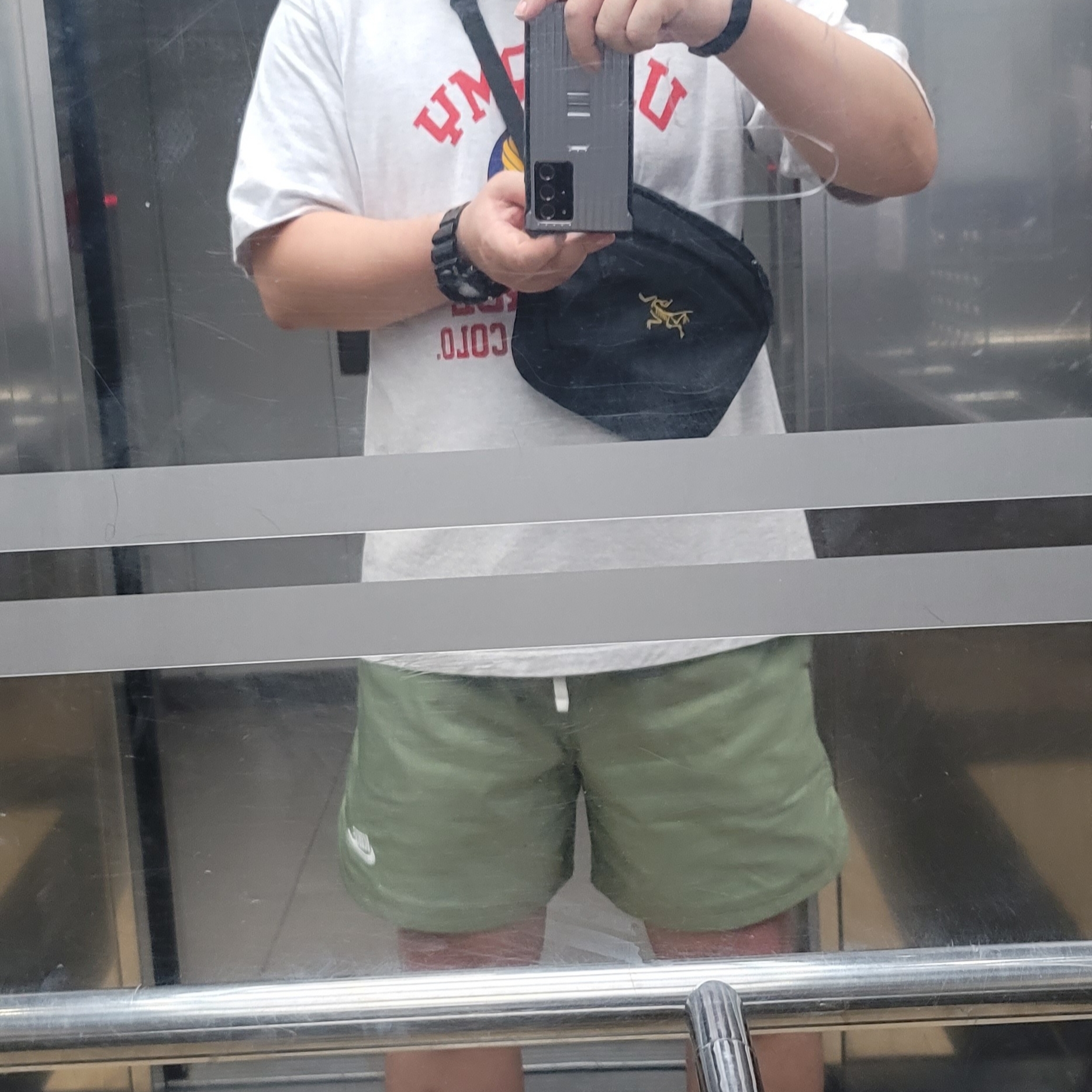 Arc'teryx Mantis 2 Waistpack 24K Black, Nike ACG Mountain Fly Gore-Tex Clay Green 착용 스타일 - 1