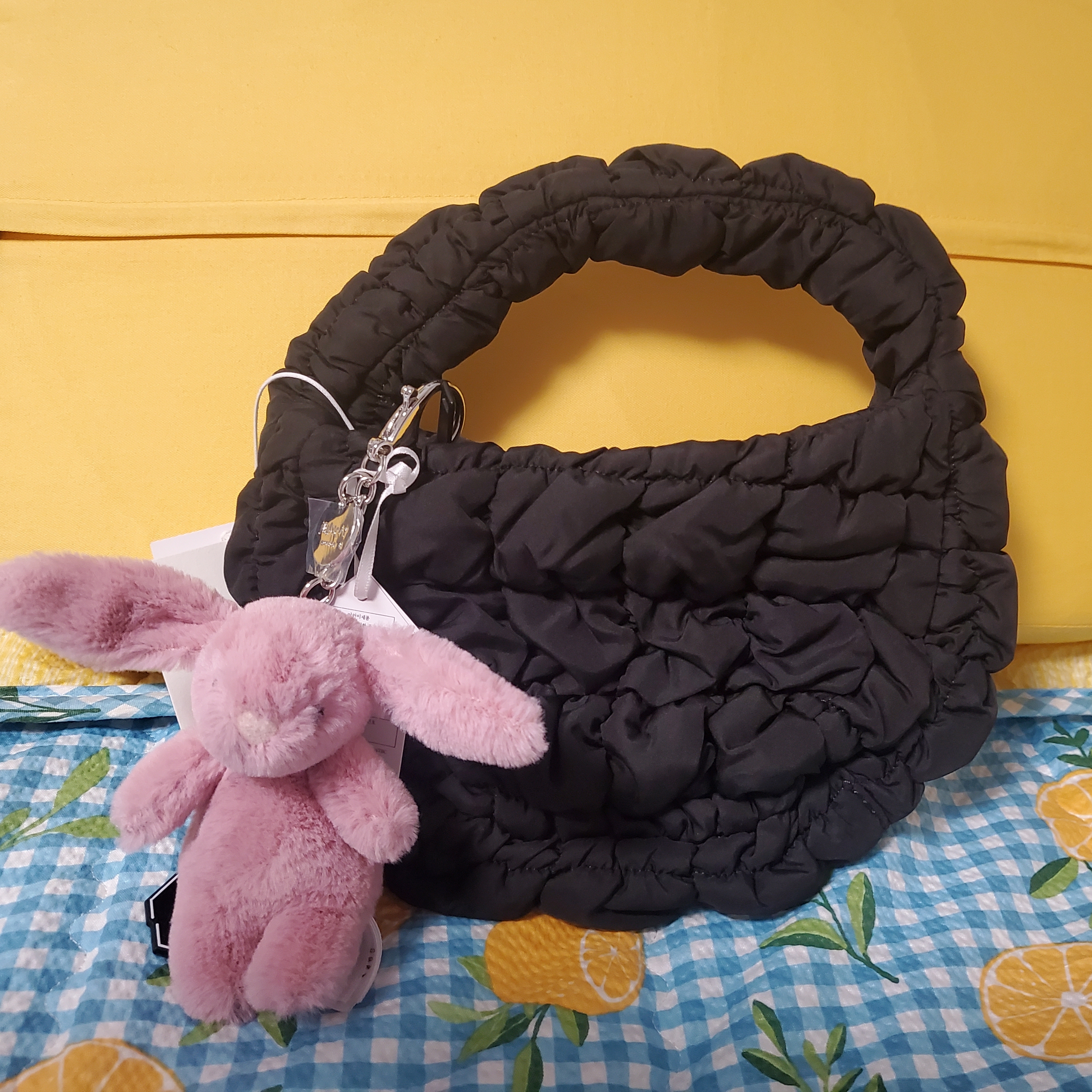 Jellycat Bashful Bunny Bag Charm Tulip 착용 스타일