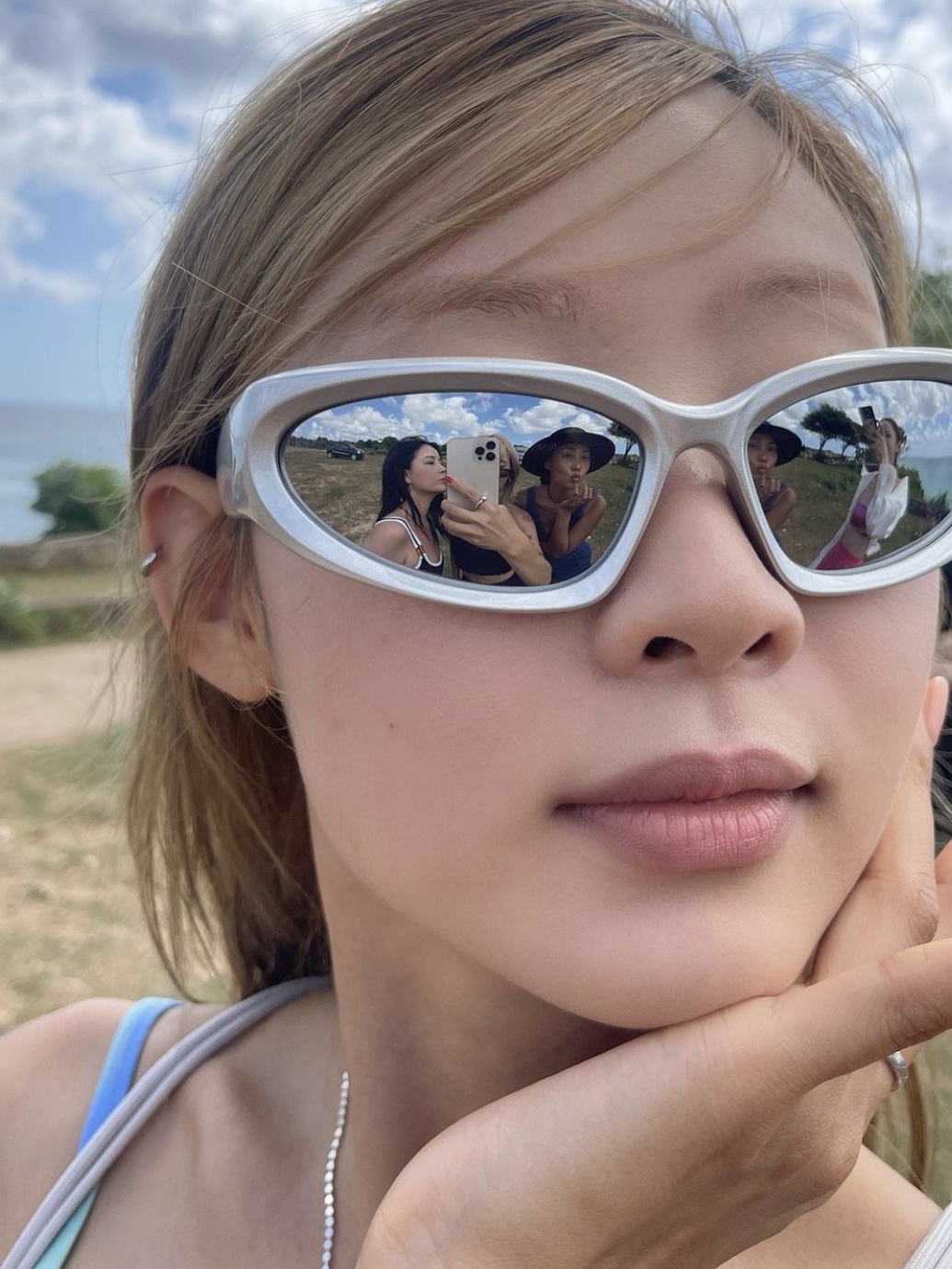 Balenciaga Swift Oval Sunglasses Silver 착용 스타일