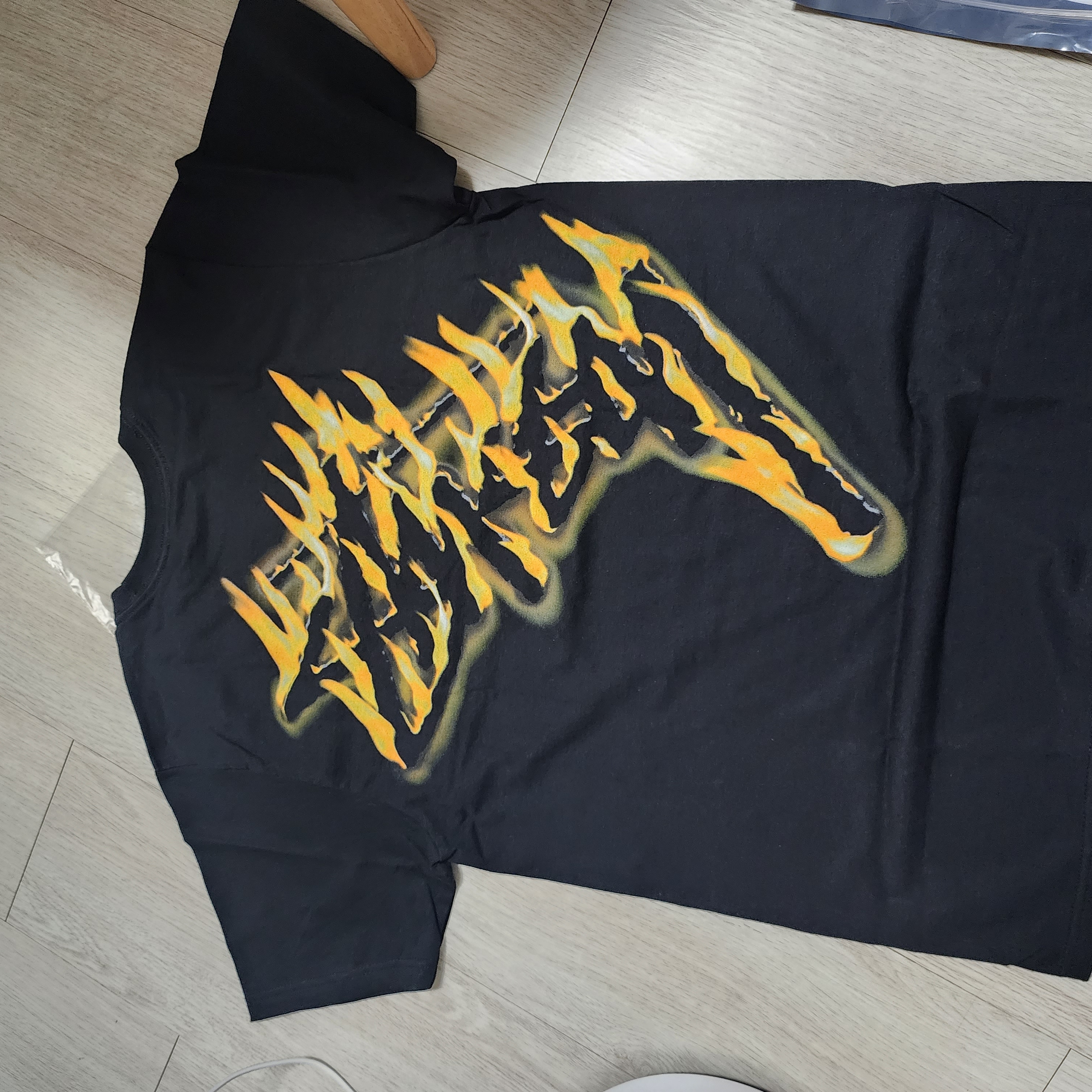 Stussy Burning Stock T-Shirt Black 착용 스타일 - 1