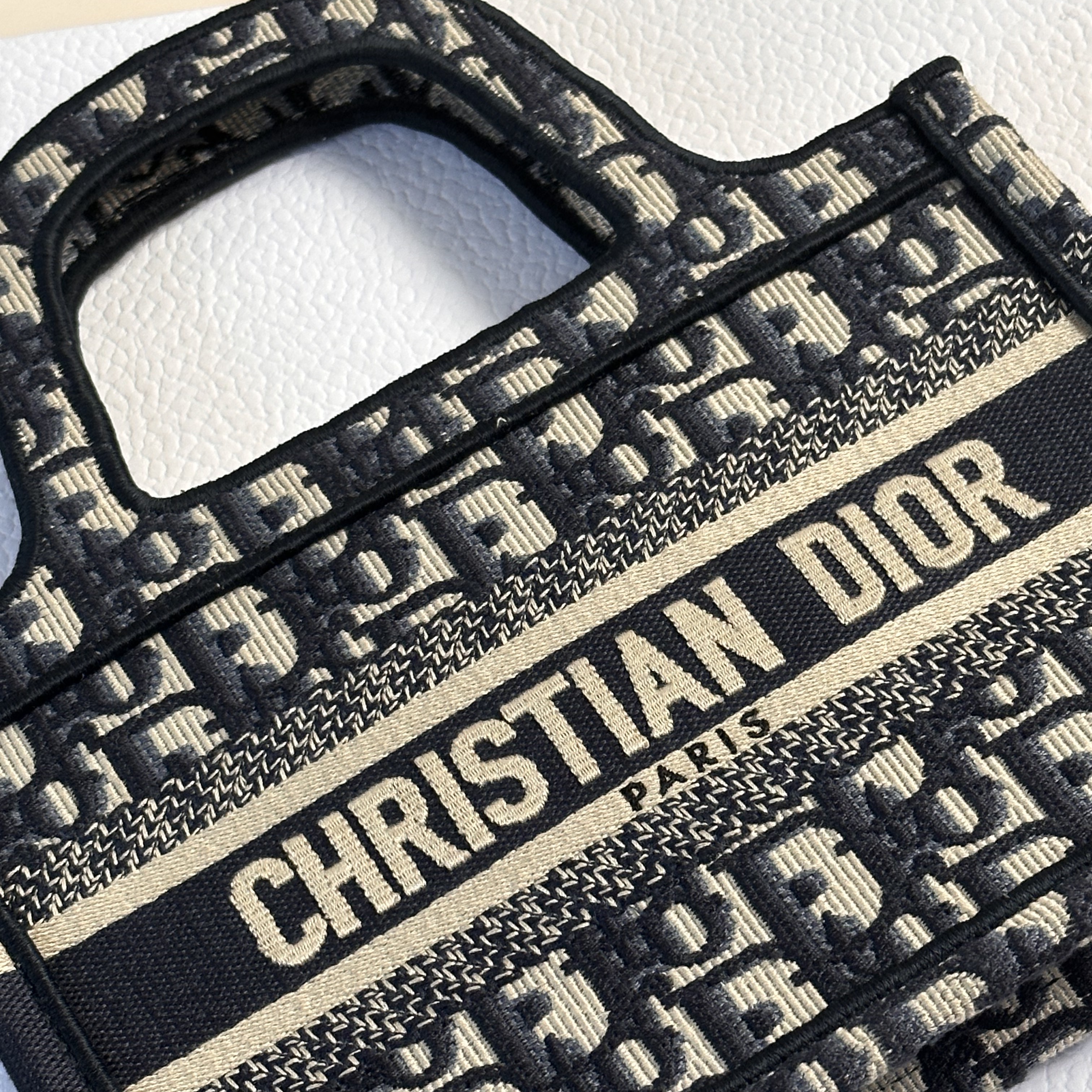 Dior Mini Book Tote Blue Dior Oblique Embroidery 착용 스타일
