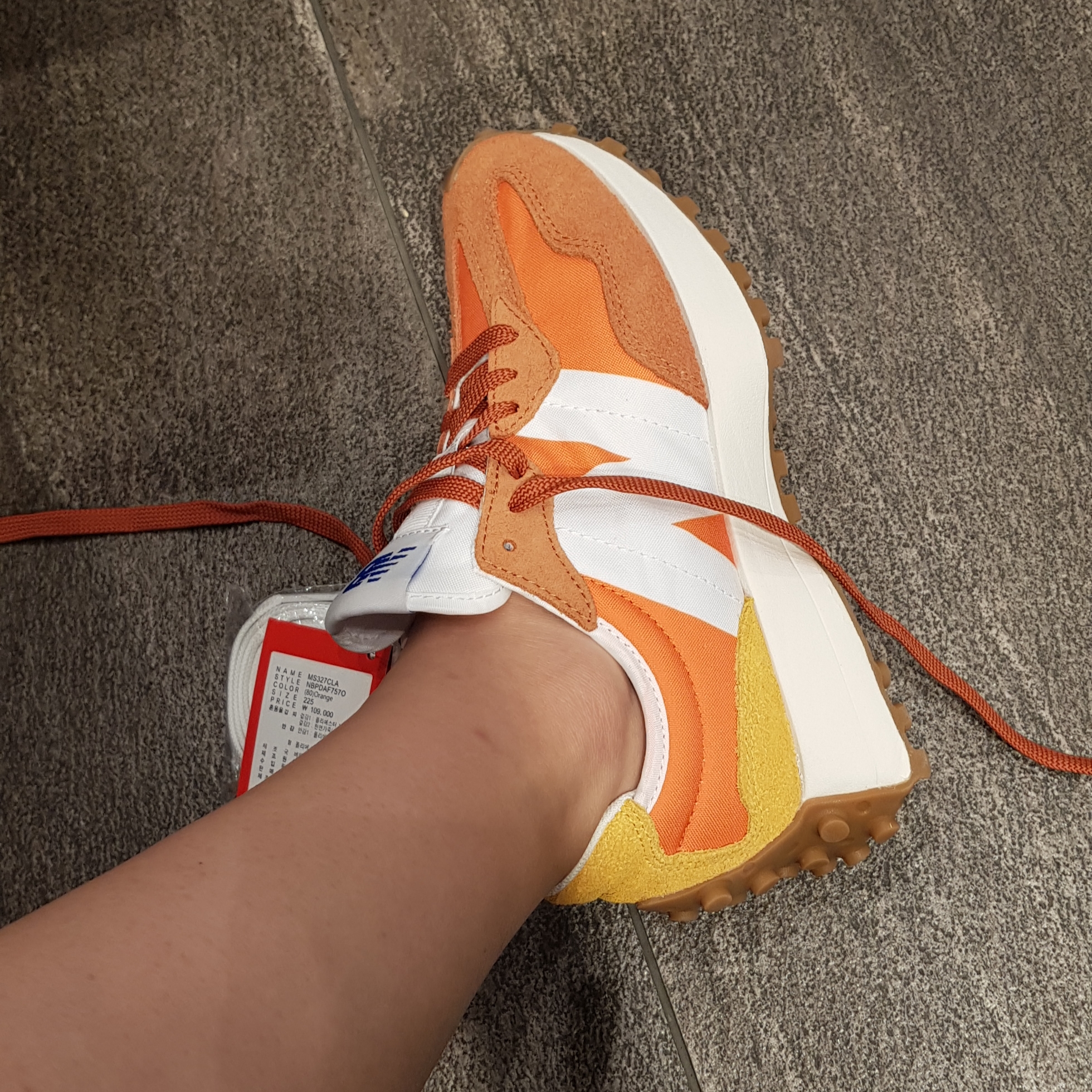 New Balance 327 Orange 착용 스타일 - 3