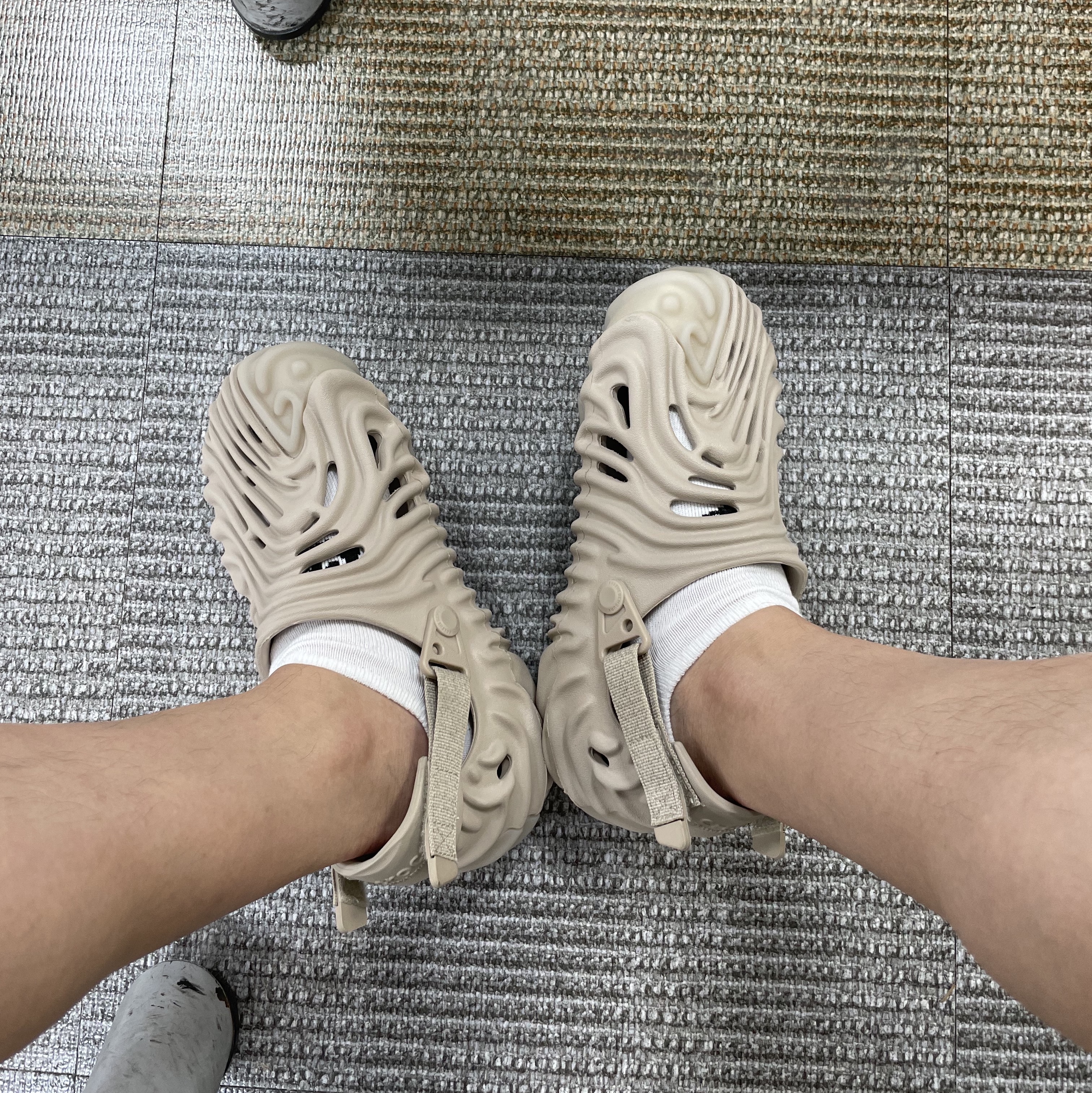 Crocs x Salehe Bembury Pollex Clog Horchata 착용 스타일