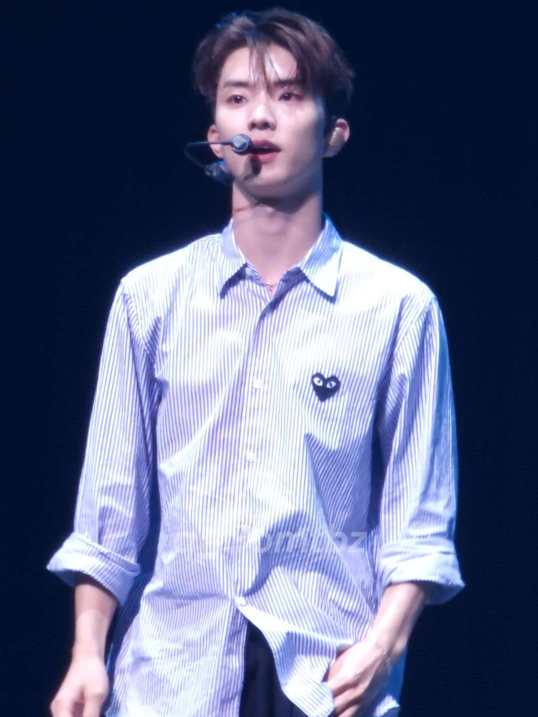 Play Comme des Garcons Striped Black Heart Shirt Blue 착용 스타일