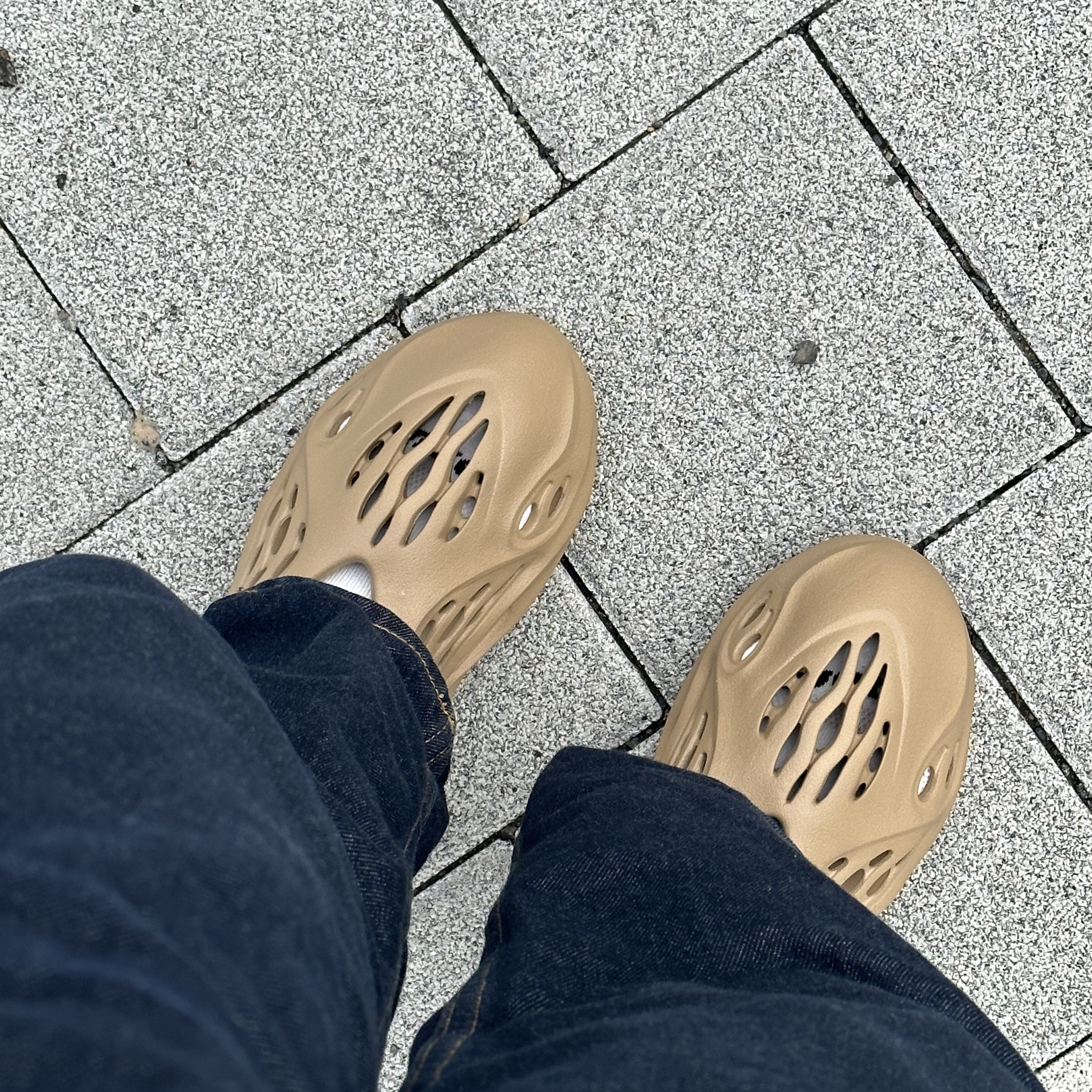 Adidas Yeezy Foam RNNR Clay Taupe 착용 스타일