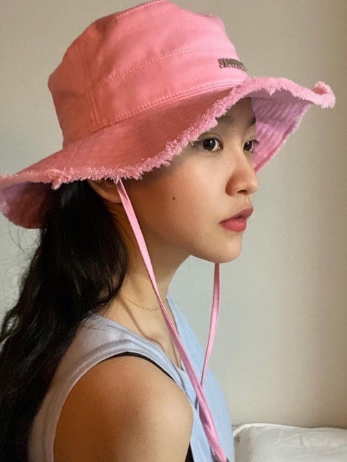 Jacquemus Le Bob Artichaut Bucket Hat Light Pink 착용 스타일 - 2