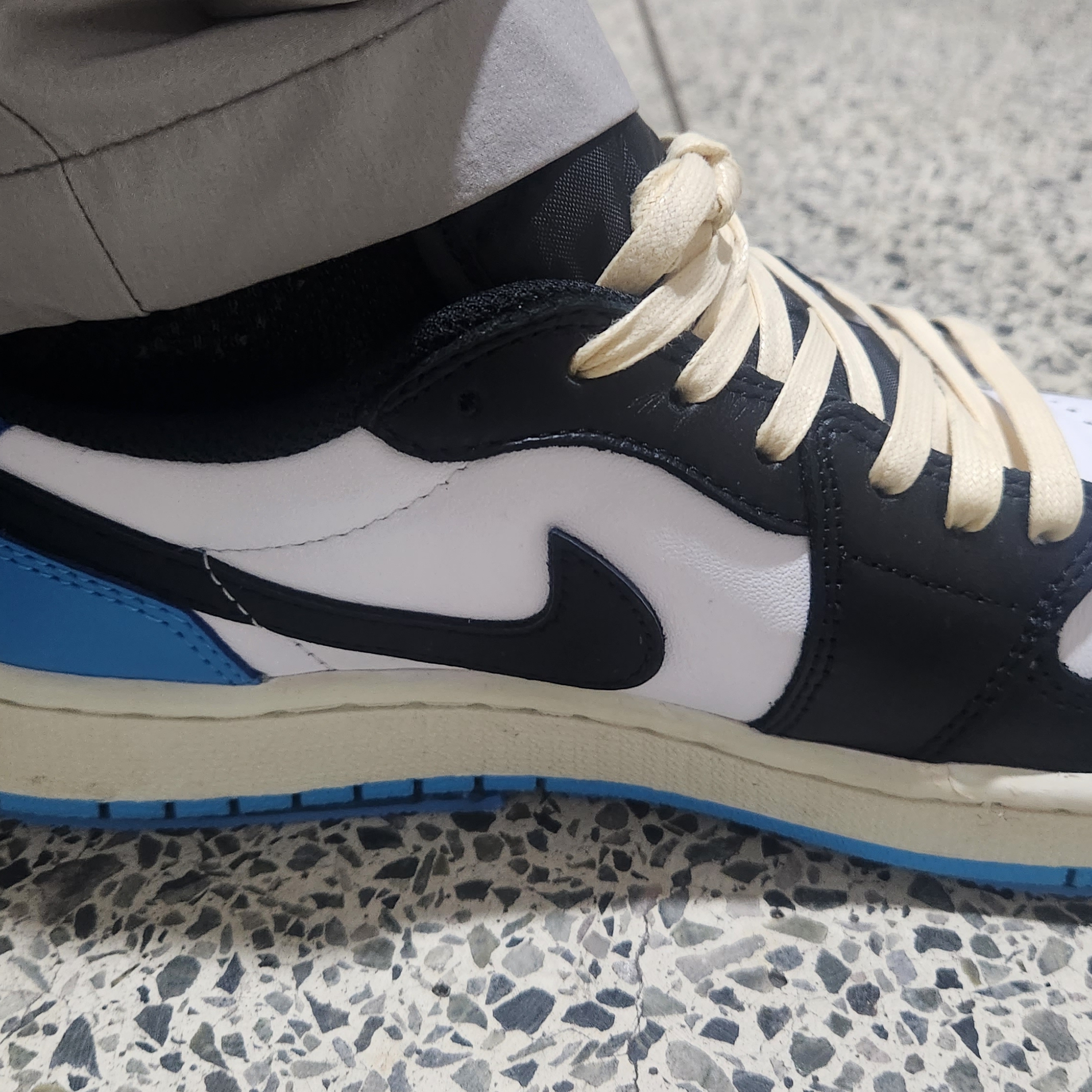 Jordan 1 Retro Low OG Black and Dark Powder Blue 착용 스타일 - 3