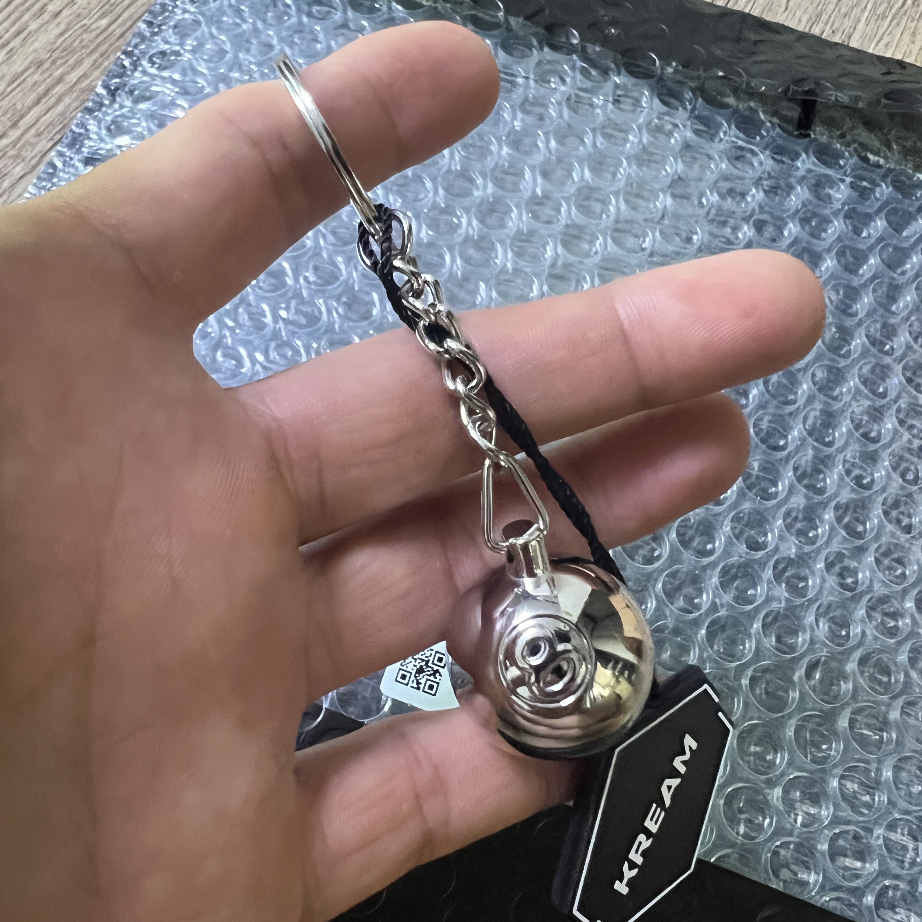 Stussy Metal 8 Ball Keychain Silver 착용 스타일 - 1