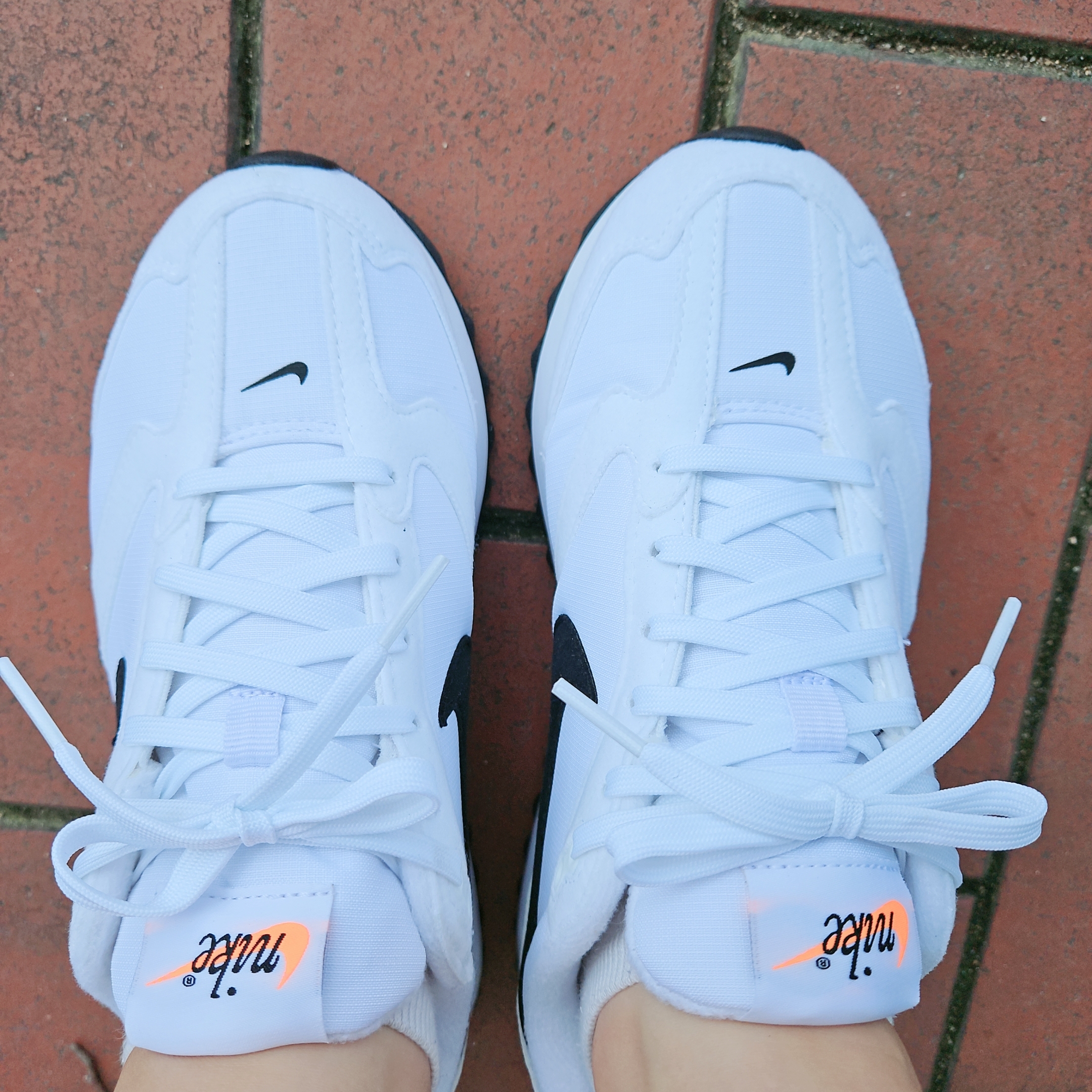 (W) Nike Air Max Dawn White Black 착용 스타일