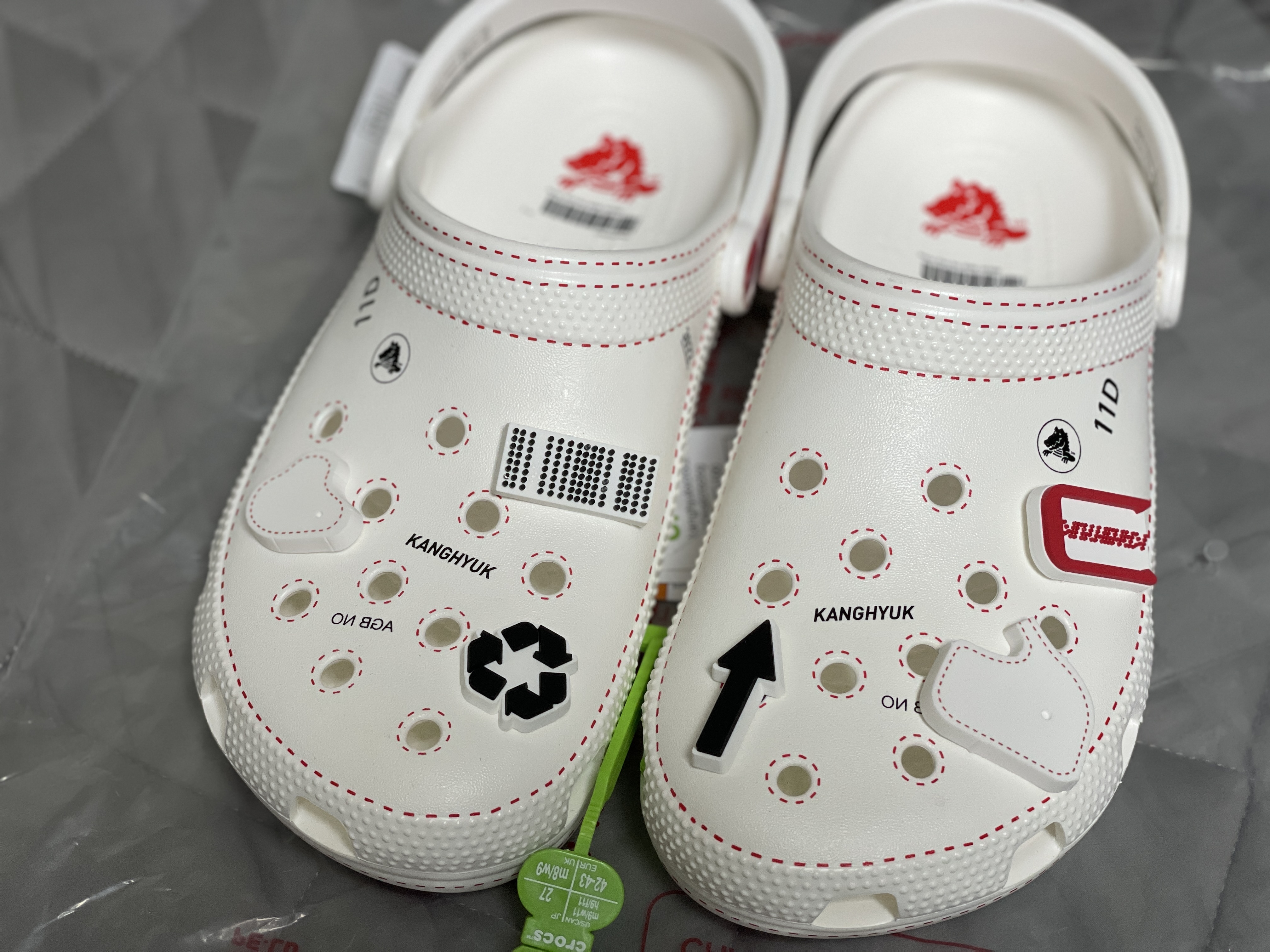 Crocs x Kanghyuk Classic Clog White 착용 스타일 - 2