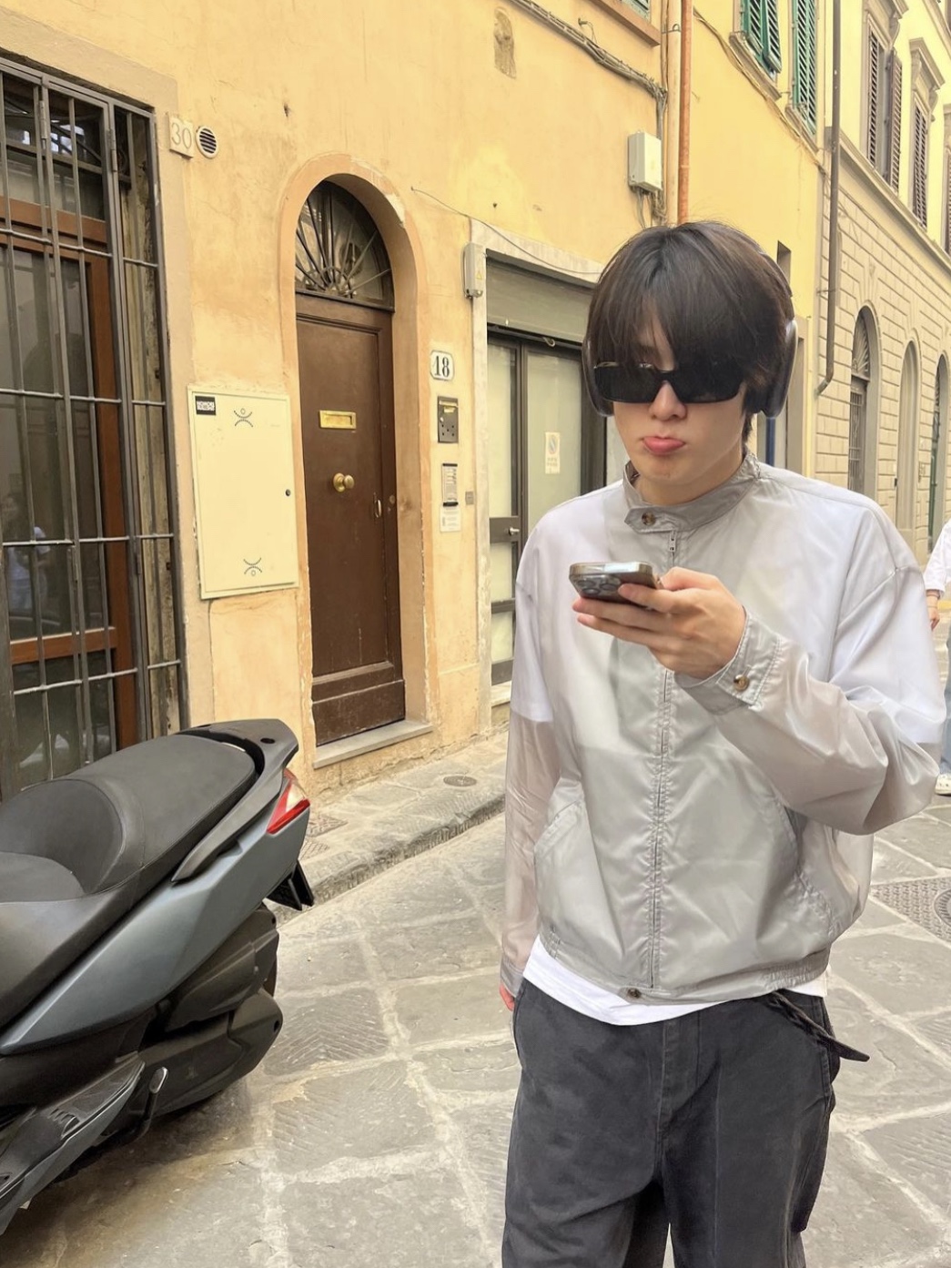 Apple AirPods Max Lightning Space Gray (Korean Ver.), Prada Symbole Sunglasses Slate Gray Lenses Alternative fit 착용 스타일