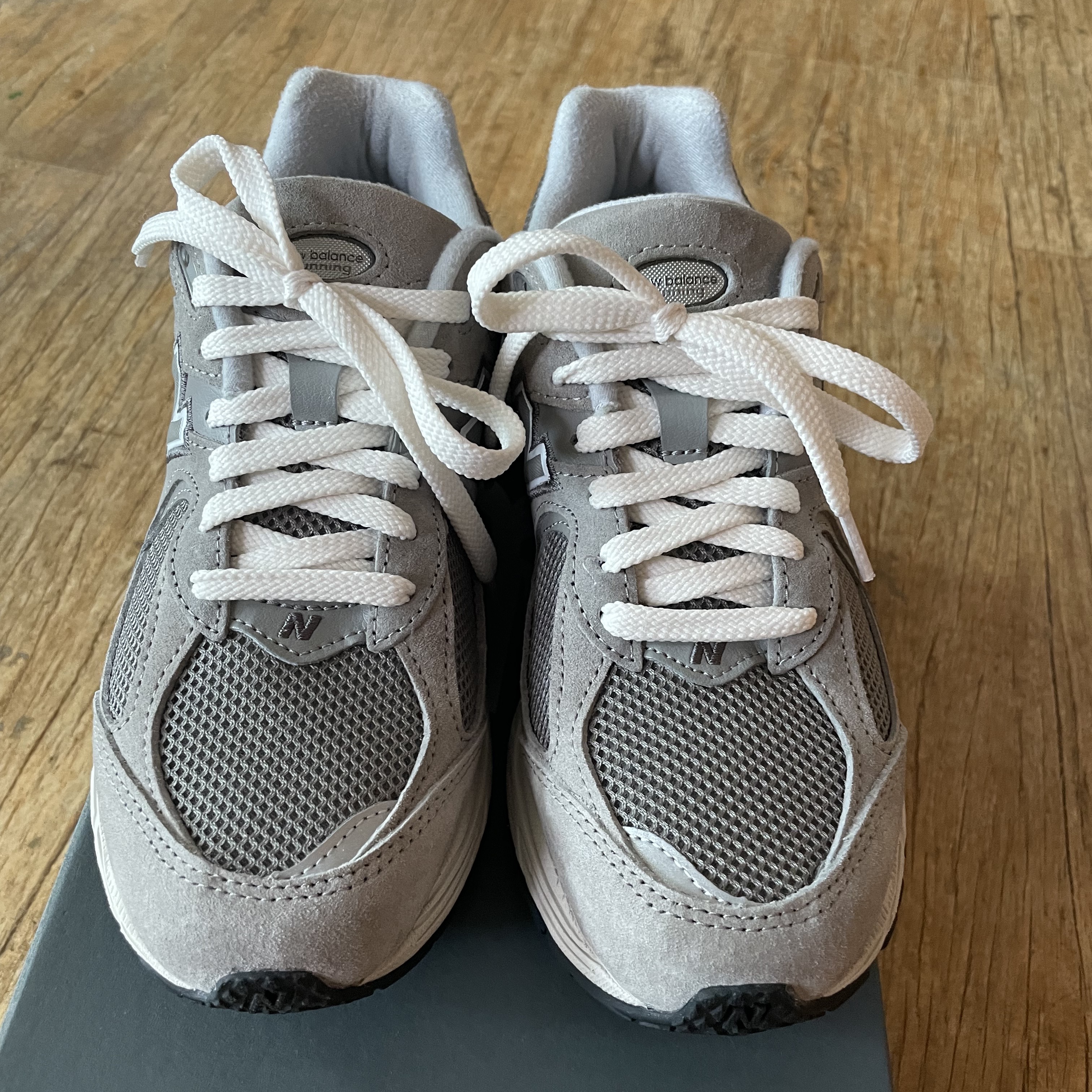 New Balance 2002R Grey 착용 스타일 - 1