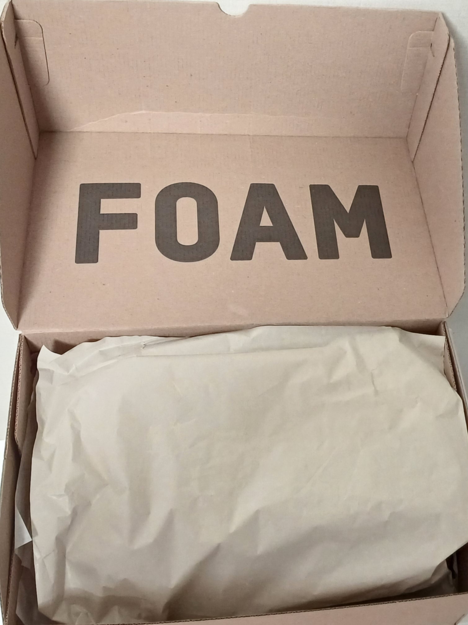 Adidas Yeezy Foam RNNR Ochre 착용 스타일 - 1