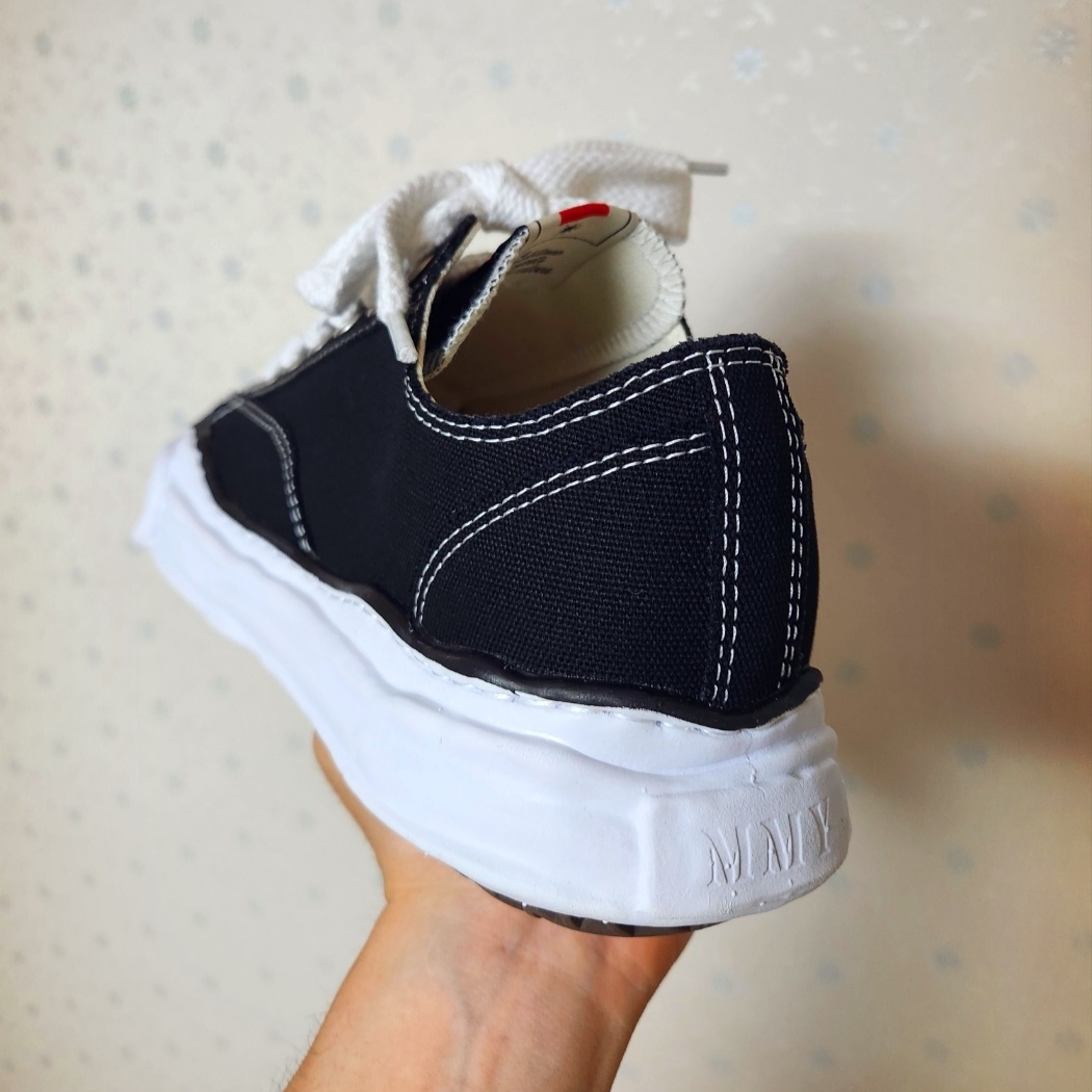 Maison Mihara Yasuhiro Peterson OG Sole Canvas Low Sneakers Black 착용 스타일 - 3