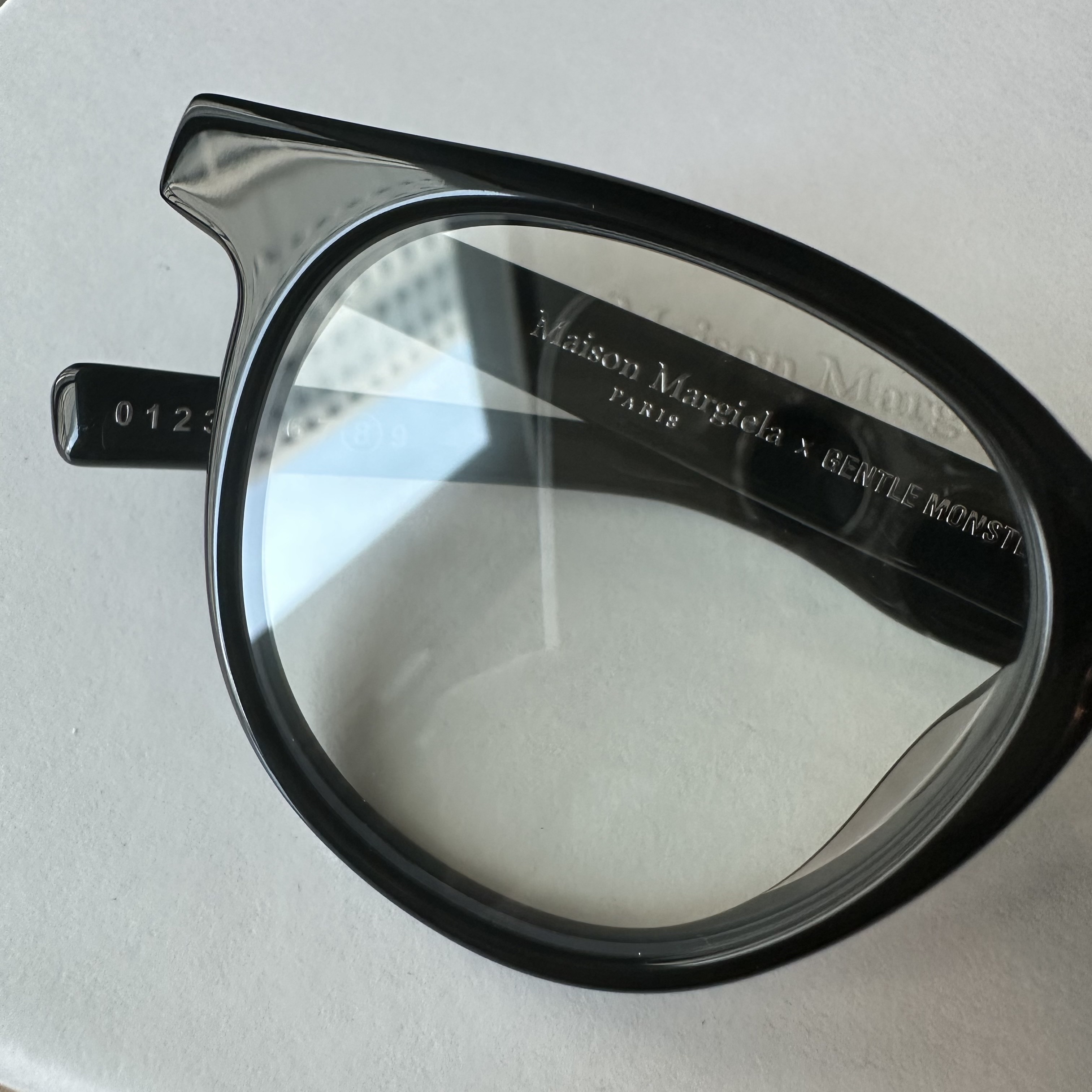 Gentle Monster x Maison Margiela MM009 Clear Black 착용 스타일 - 5