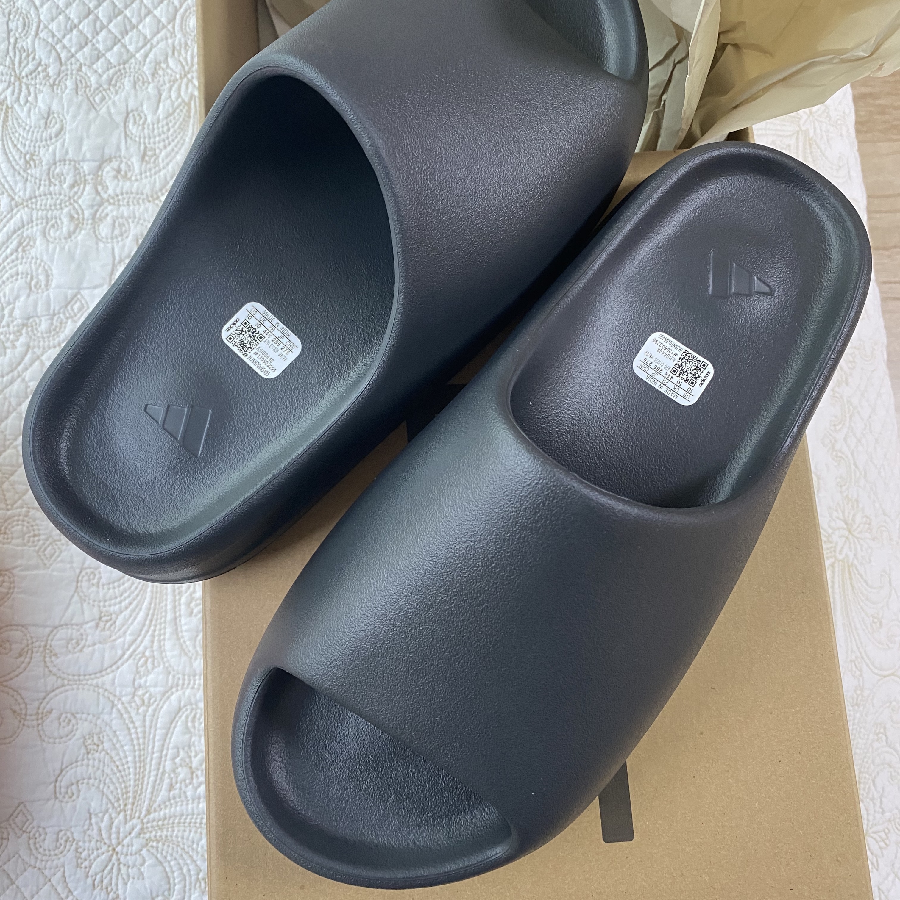 Adidas Yeezy Slide Onyx 착용 스타일