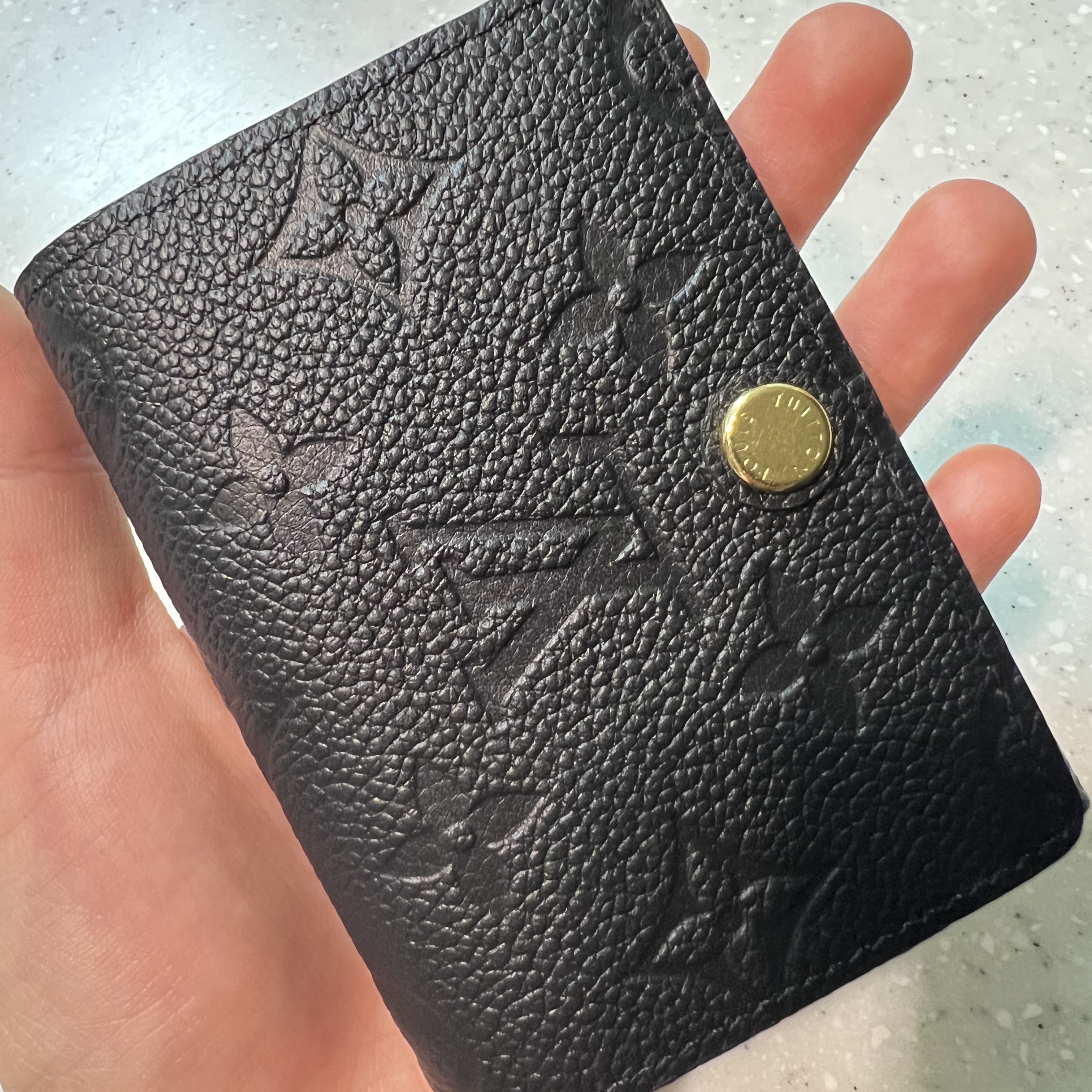 Louis Vuitton Business Card Holder Monogram Embossed Leather Black 착용 스타일 - 1