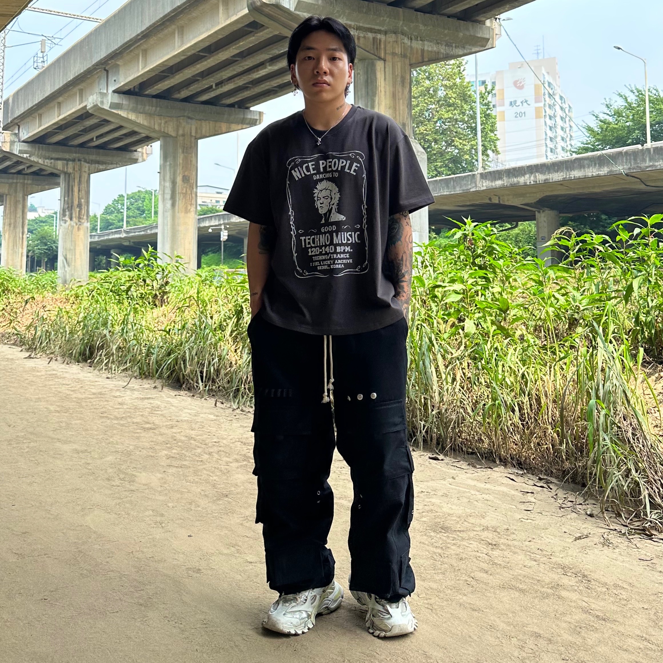 Balenciaga Track.2 Sneakers White 착용 스타일 - 4
