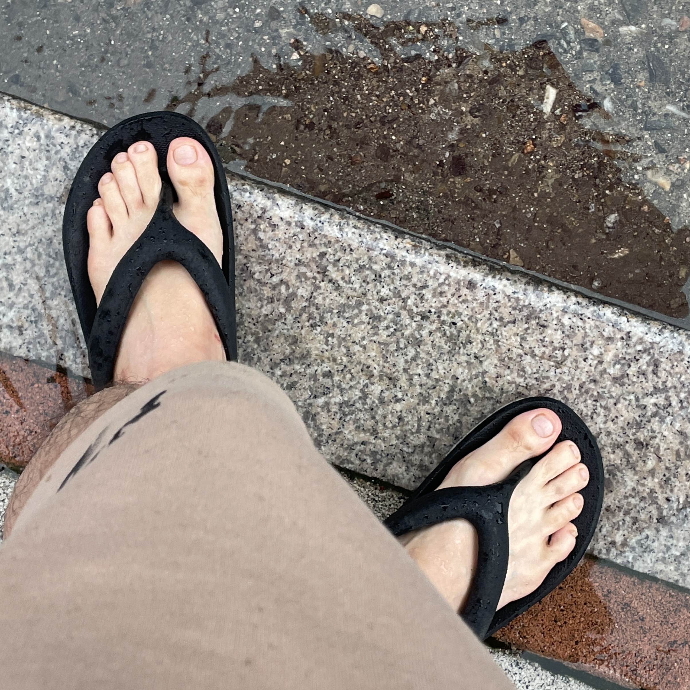 New Balance x Taw&Toe Flip Flop Black 착용 스타일
