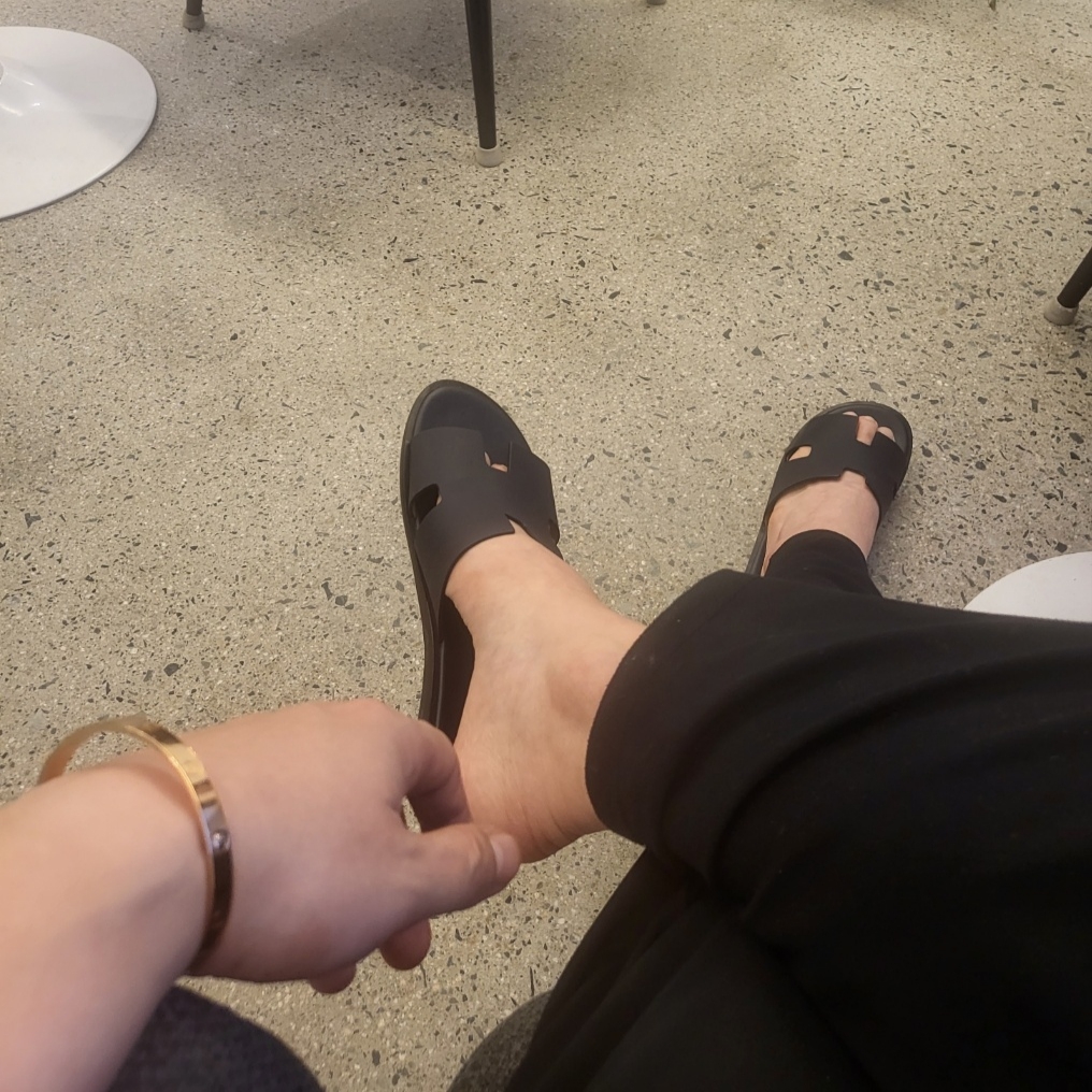 Hermes Izmir Sandal Epsom & Marine Naturel, Cartier Love Bracelet Rose Gold 착용 스타일