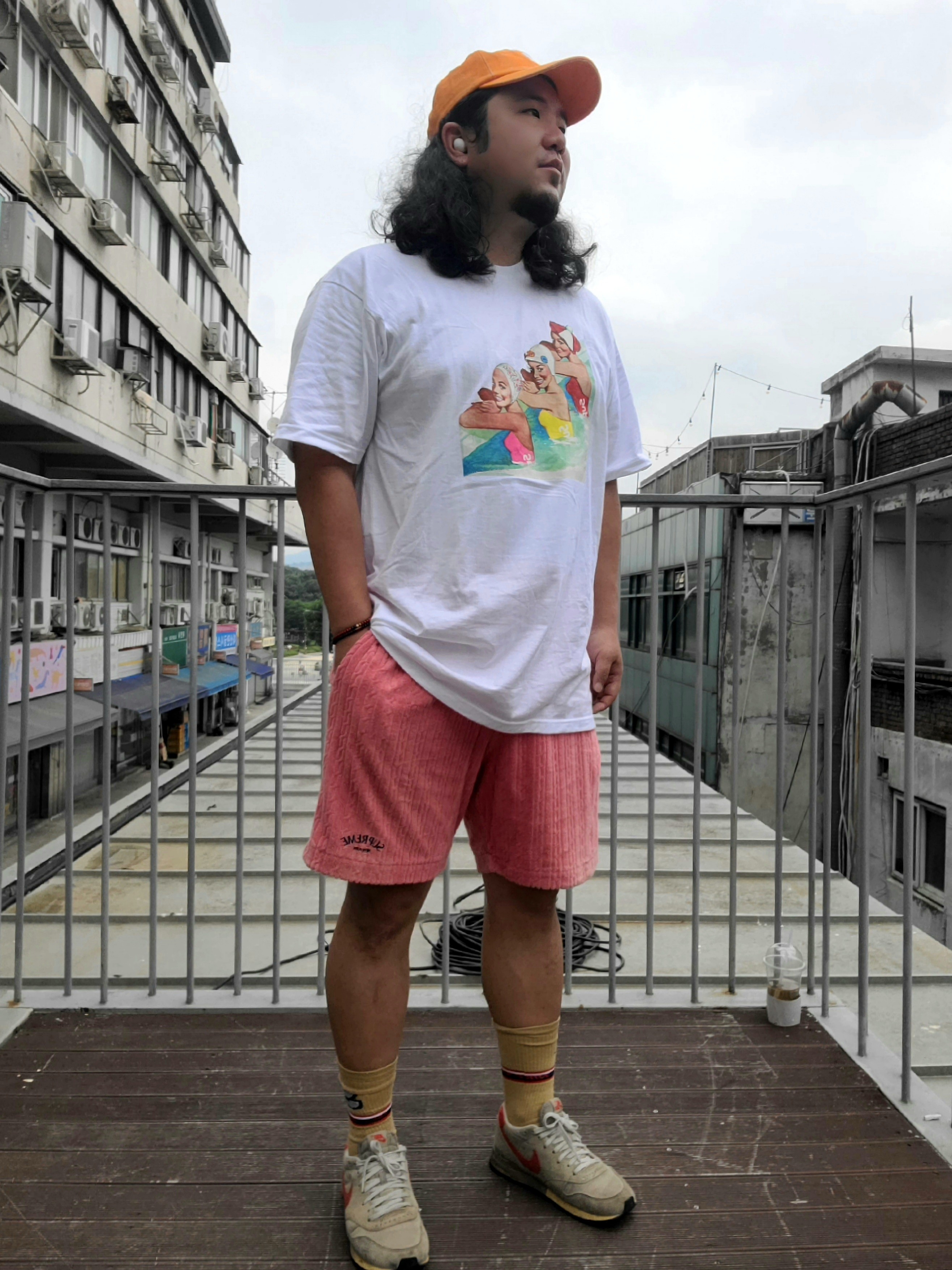 Supreme Pigment Canvas S Logo 6-Panel Orange - 23SS, Supreme Swimmers T-Shirt White - 18SS 착용 스타일 - 3