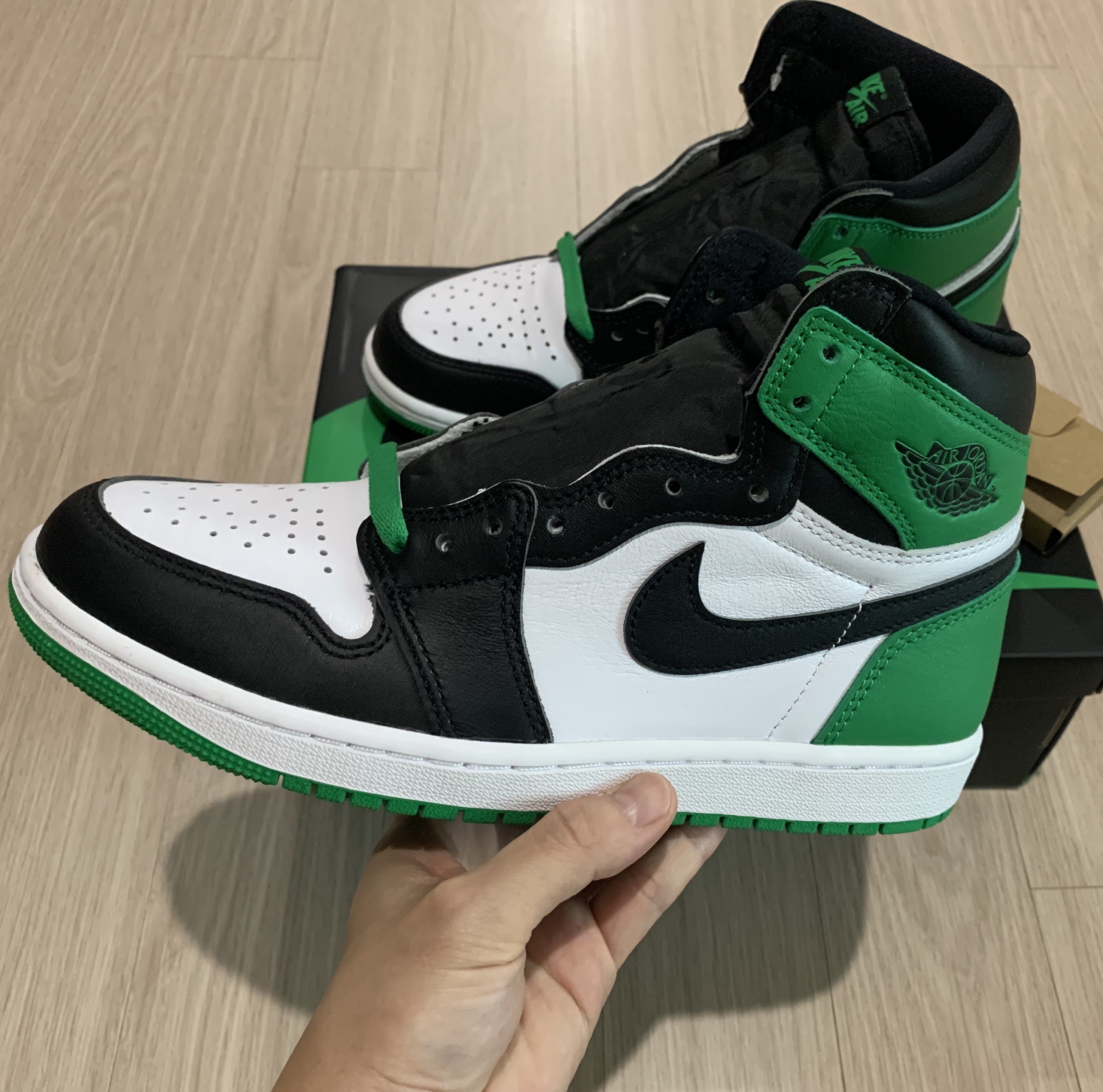Jordan 1 Retro High OG Black and Lucky Green 착용 스타일