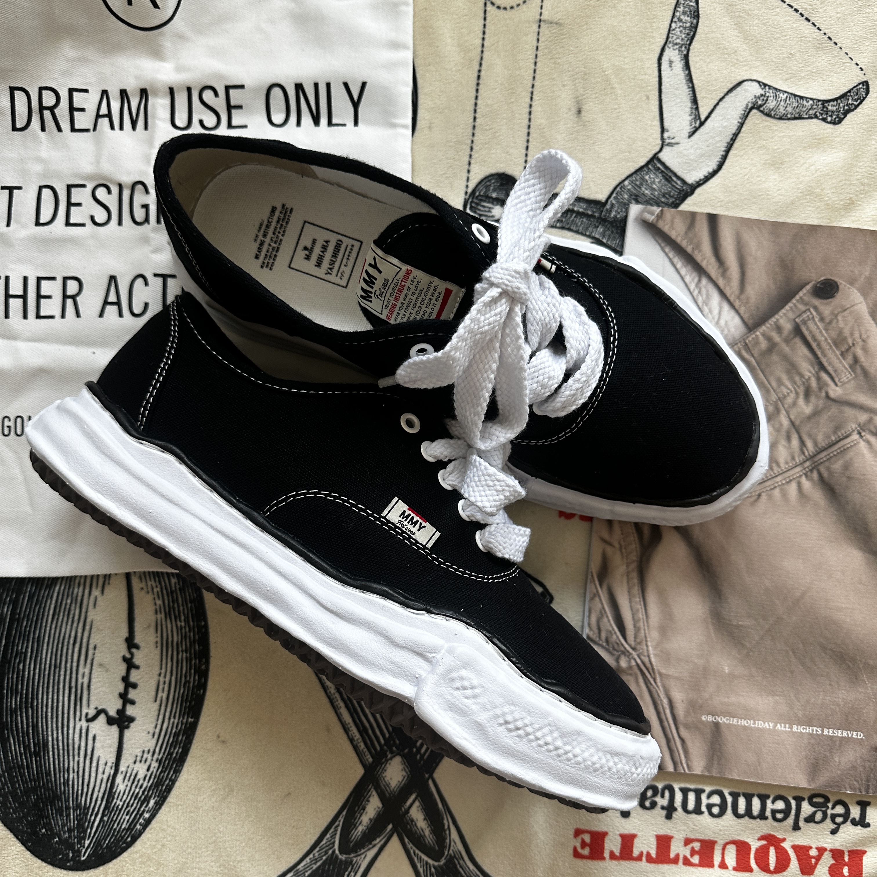 Maison Mihara Yasuhiro Baker OG Sole Canvas Low Cut Sneakers Black 착용 스타일 - 2