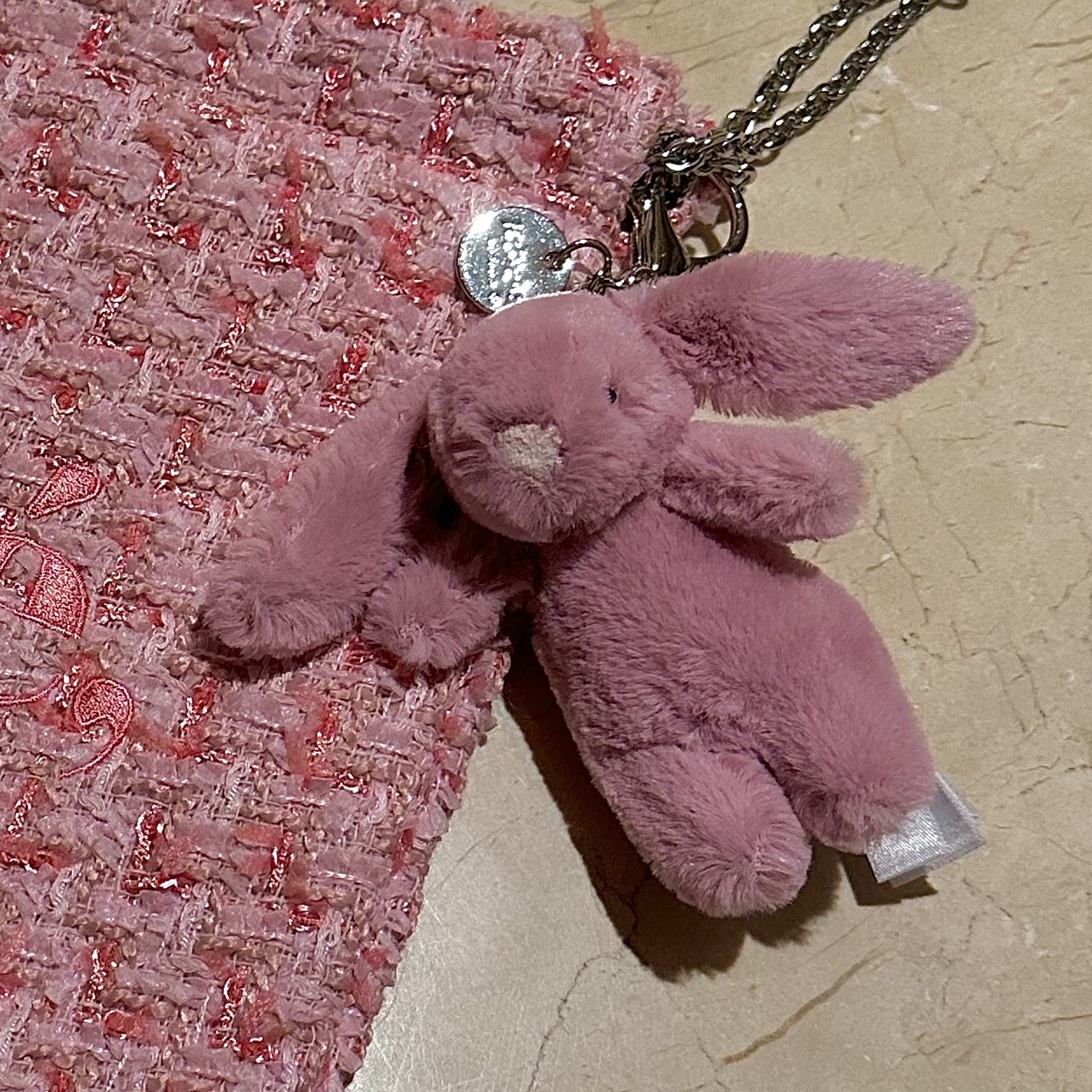 Jellycat Bashful Bunny Bag Charm Tulip 착용 스타일