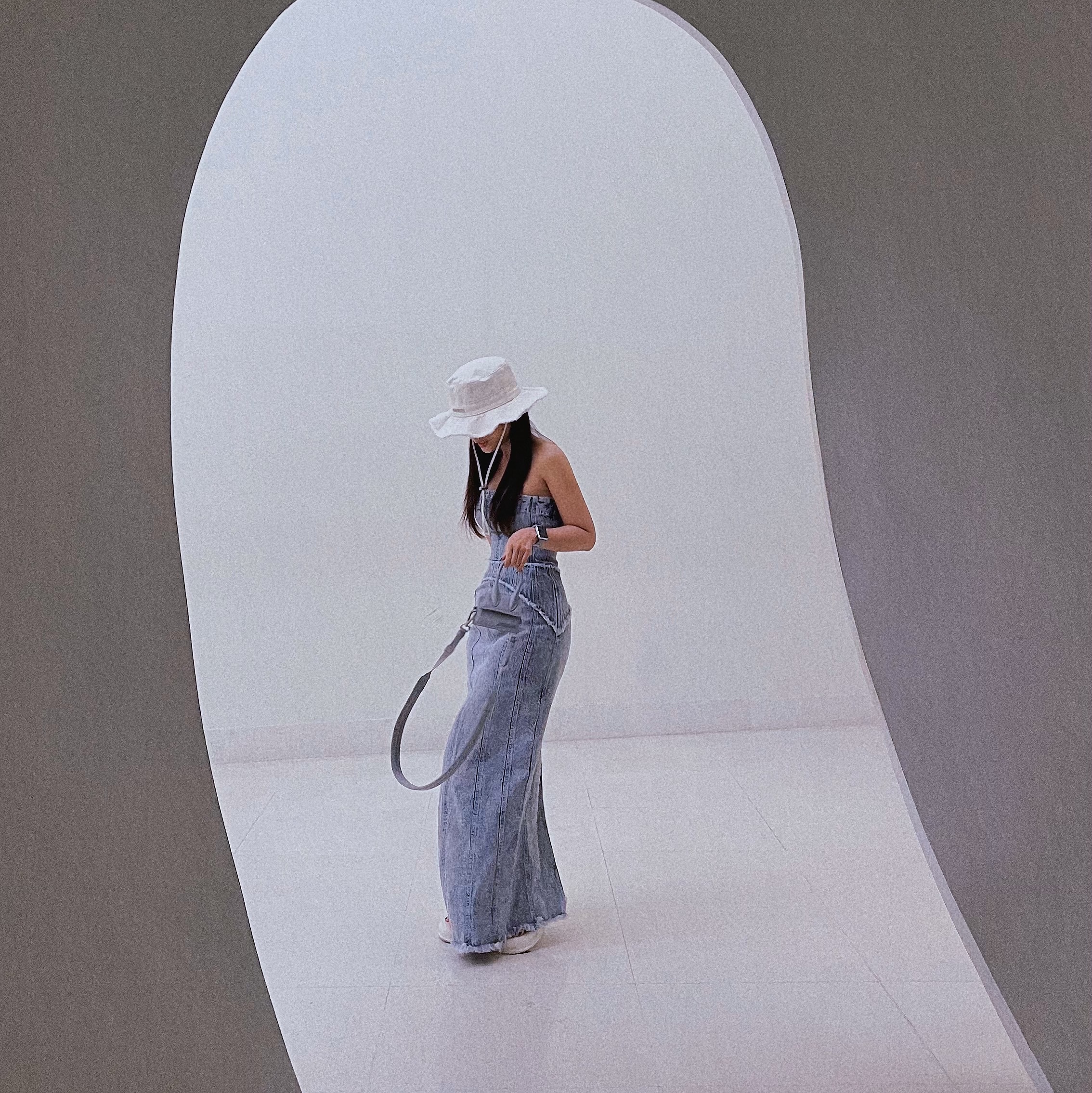 Jacquemus Le Bob Artichaut Bucket Hat Off White, Jacquemus Le Chiquito Homme Mini Handbag Grey 착용 스타일 - 1