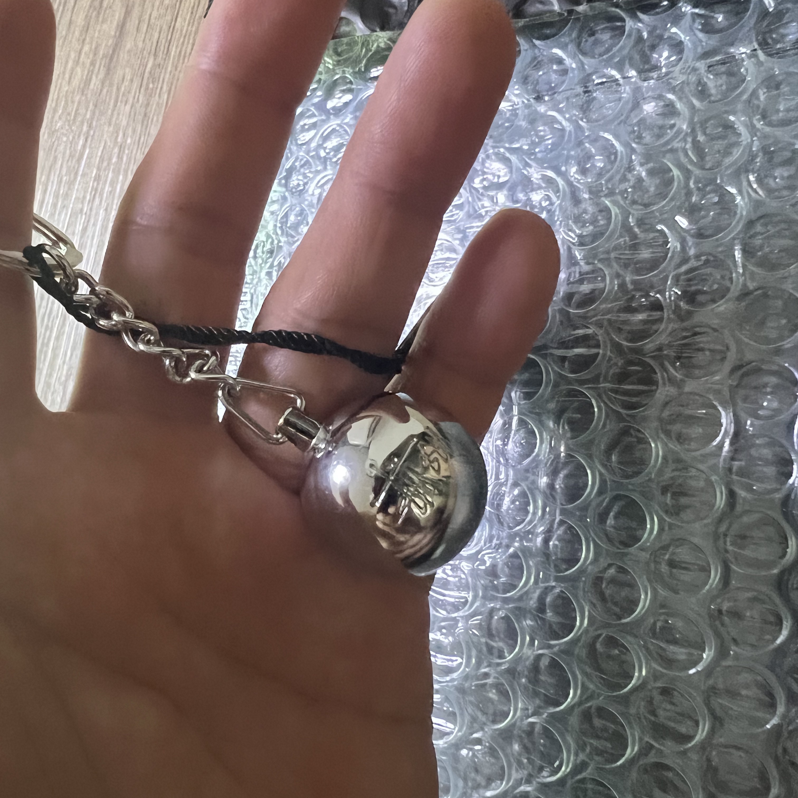 Stussy Metal 8 Ball Keychain Silver 착용 스타일 - 2