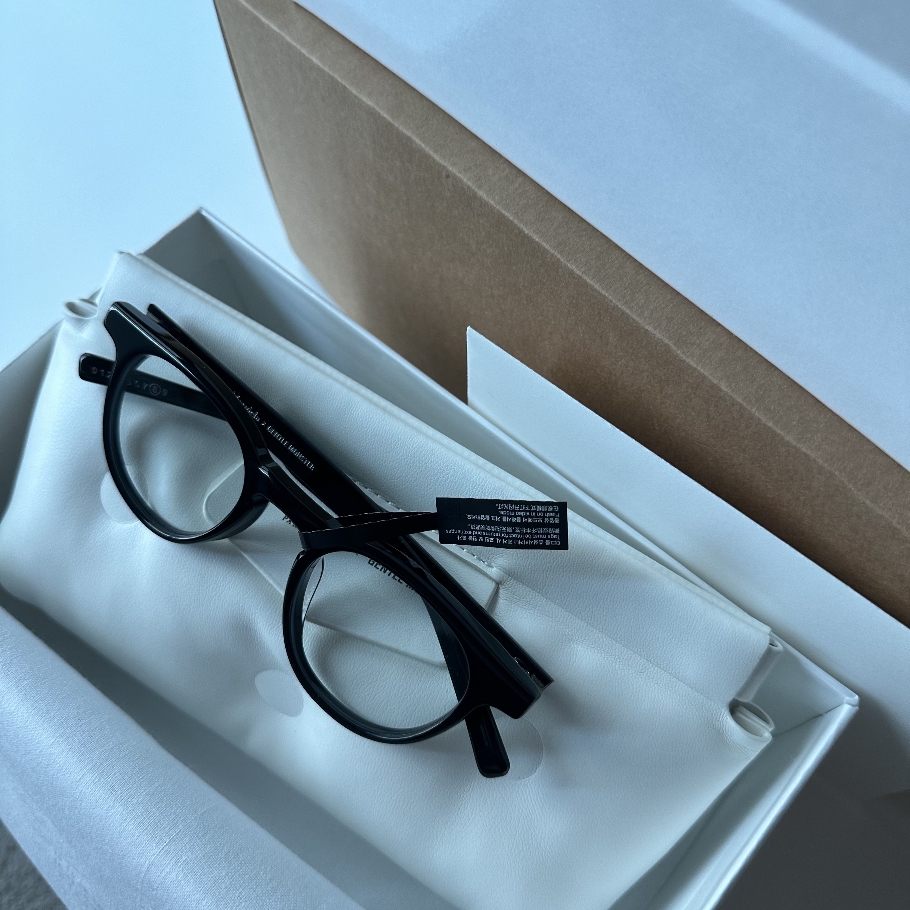 Gentle Monster x Maison Margiela MM009 Clear Black 착용 스타일 - 4